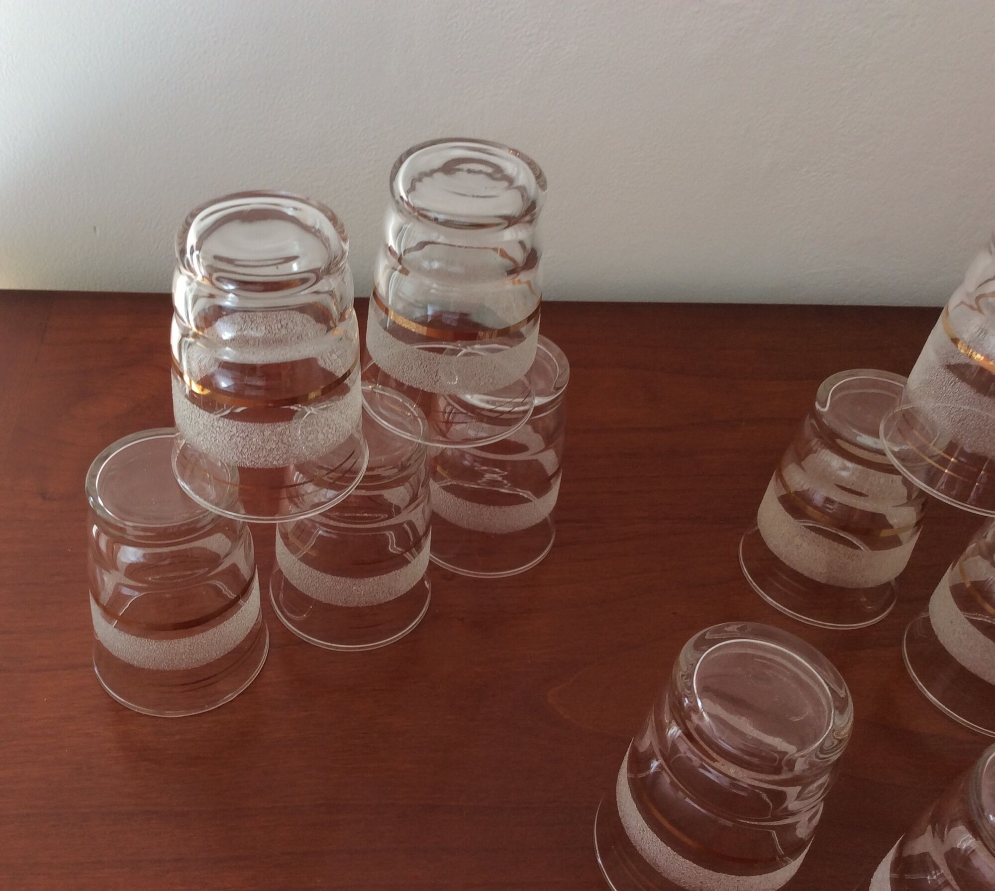 Lot de 10 verres anciens avec bandes granitées et dorées