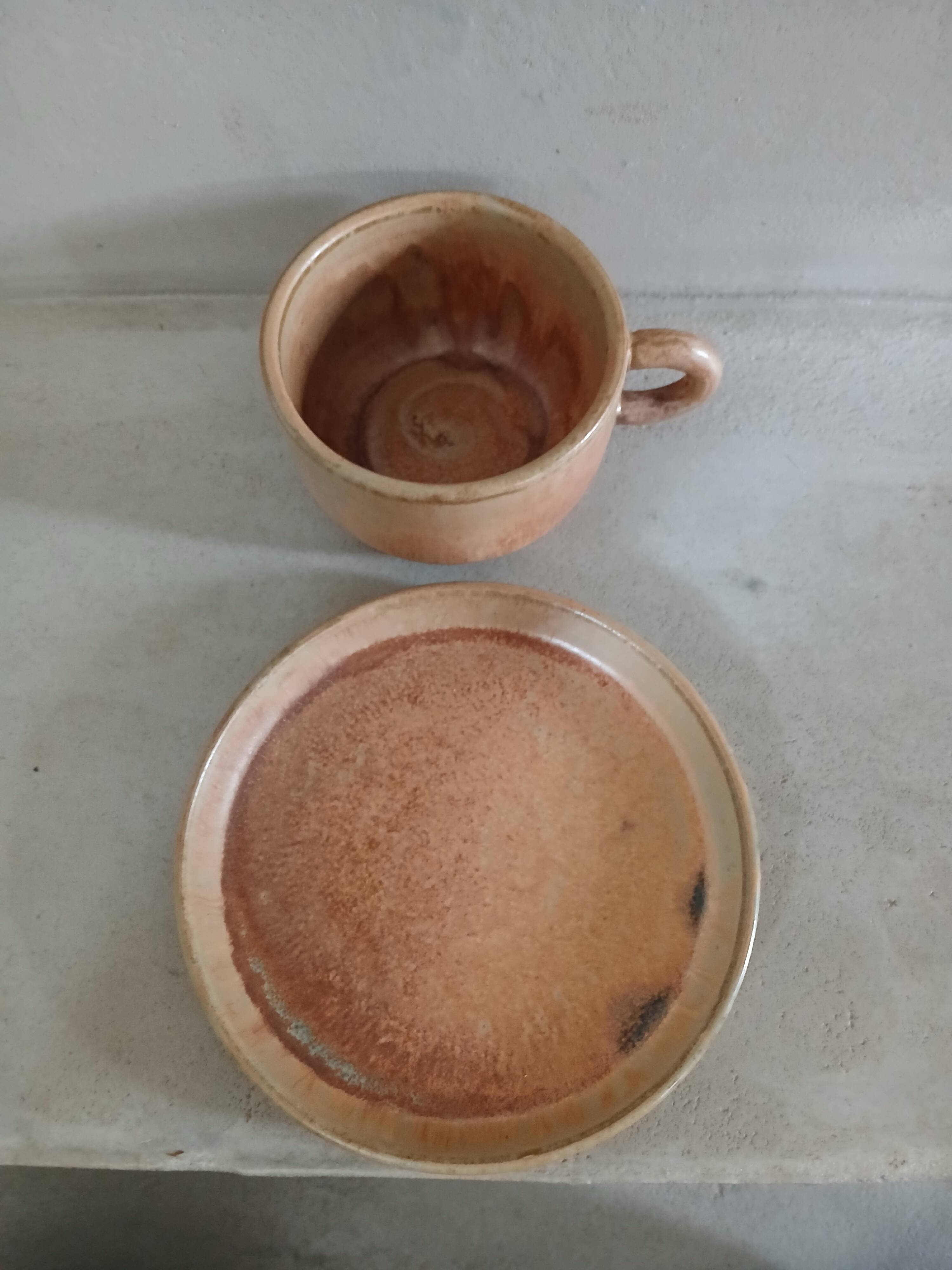 8 tasses anciennes avec soucoupes en grès