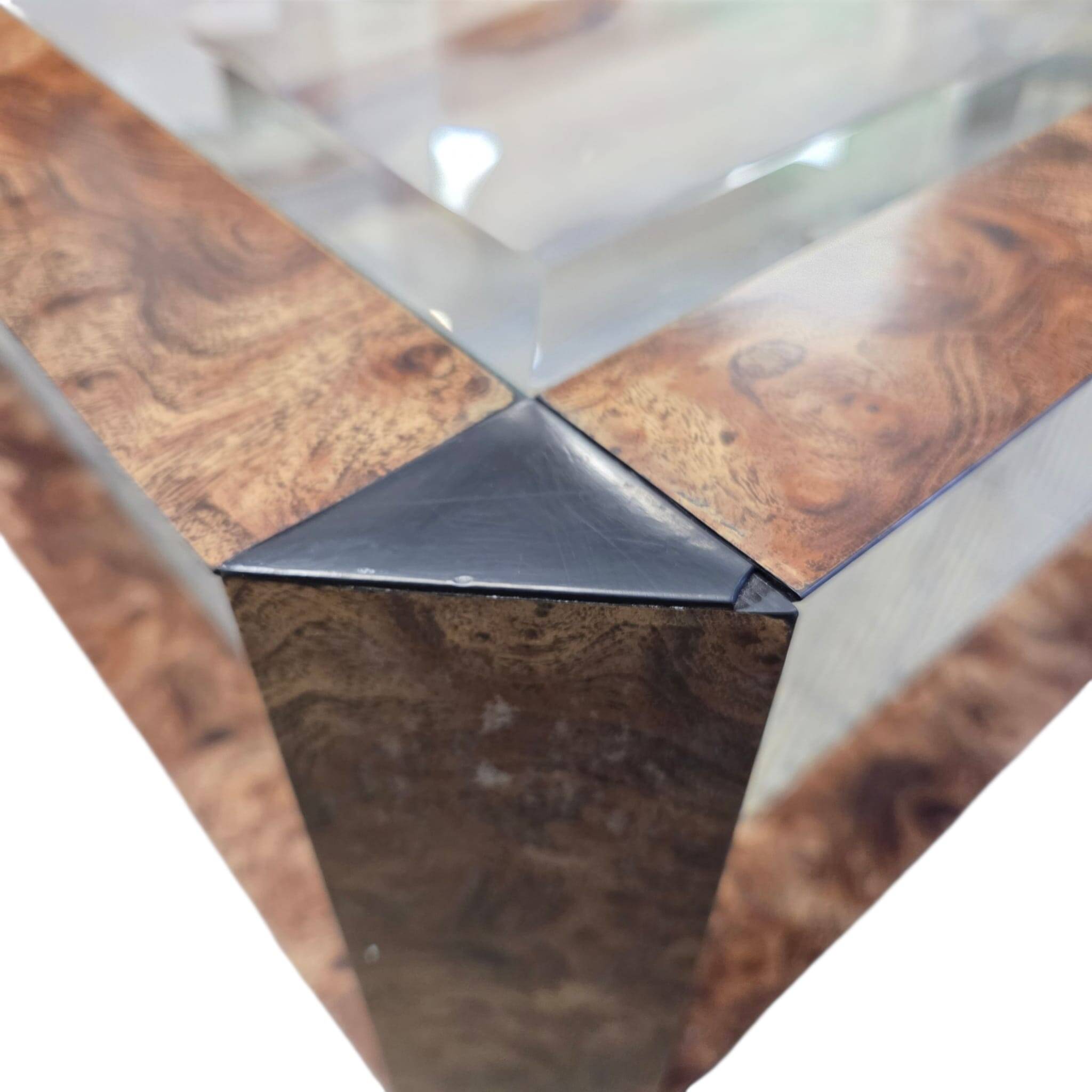 Table basse années 80 en métal gainé imitation loupe de noyer.