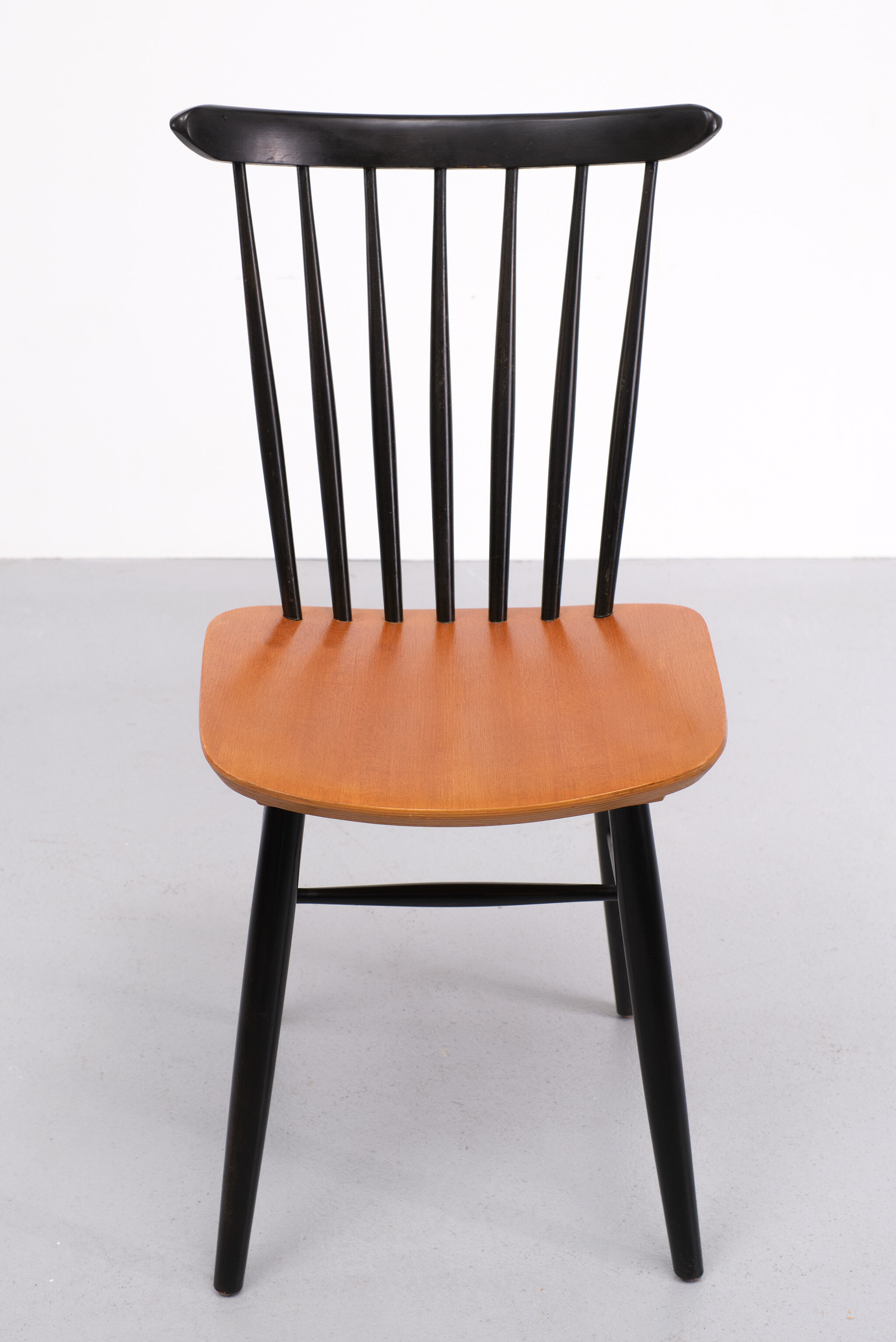 Set off 7 spindle back dining chairs, 1960s