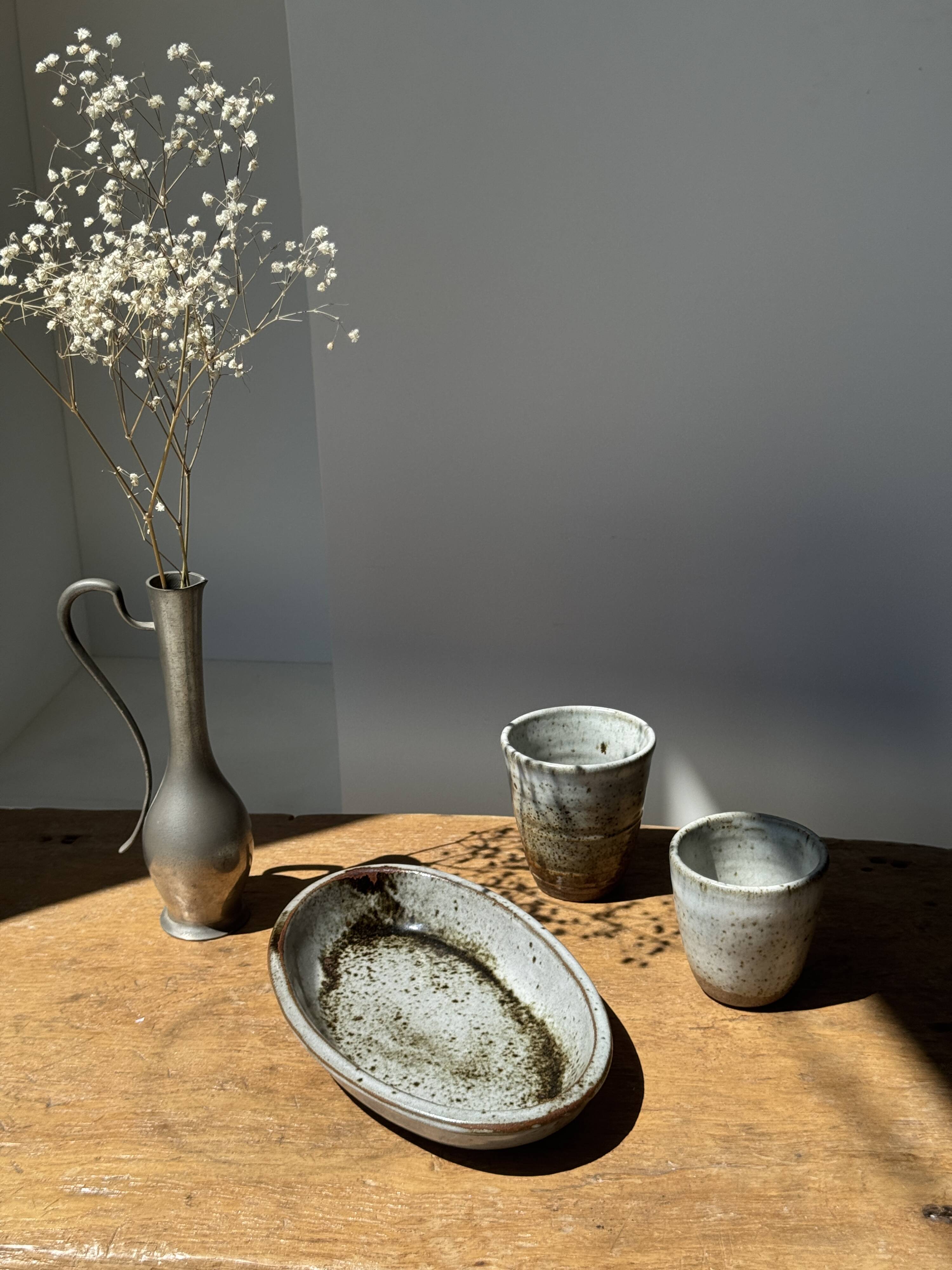 Petit plat ovale en céramique mouchetée glacée L23