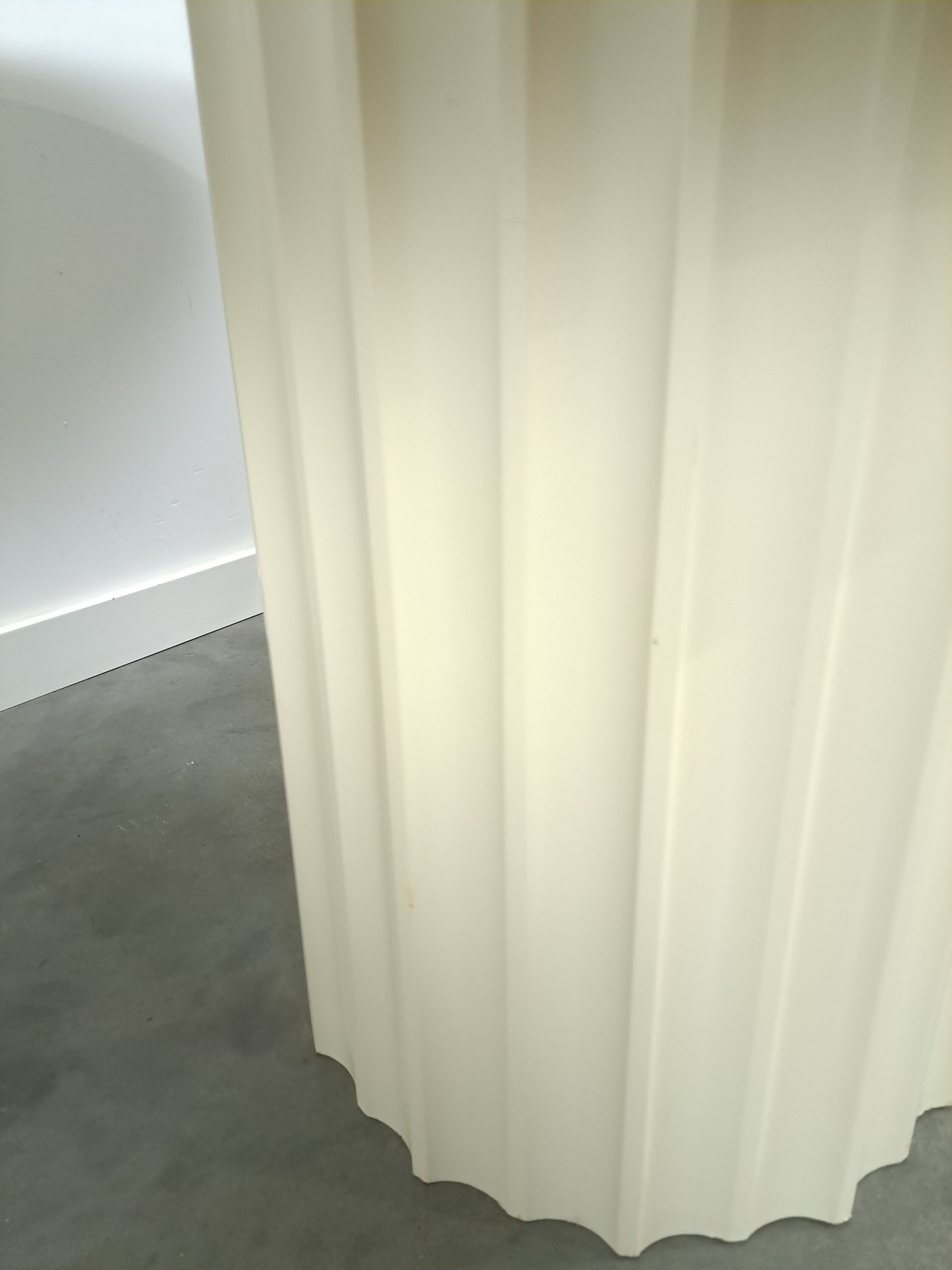 Ronde creme eettafel met geribbelde poot