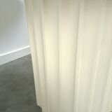 Ronde creme eettafel met geribbelde poot