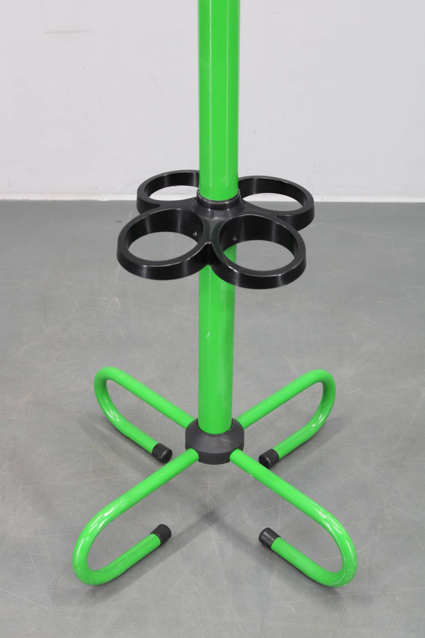 Porte-manteau italien en métal laqué des années 1970 avec porte-parapluie
