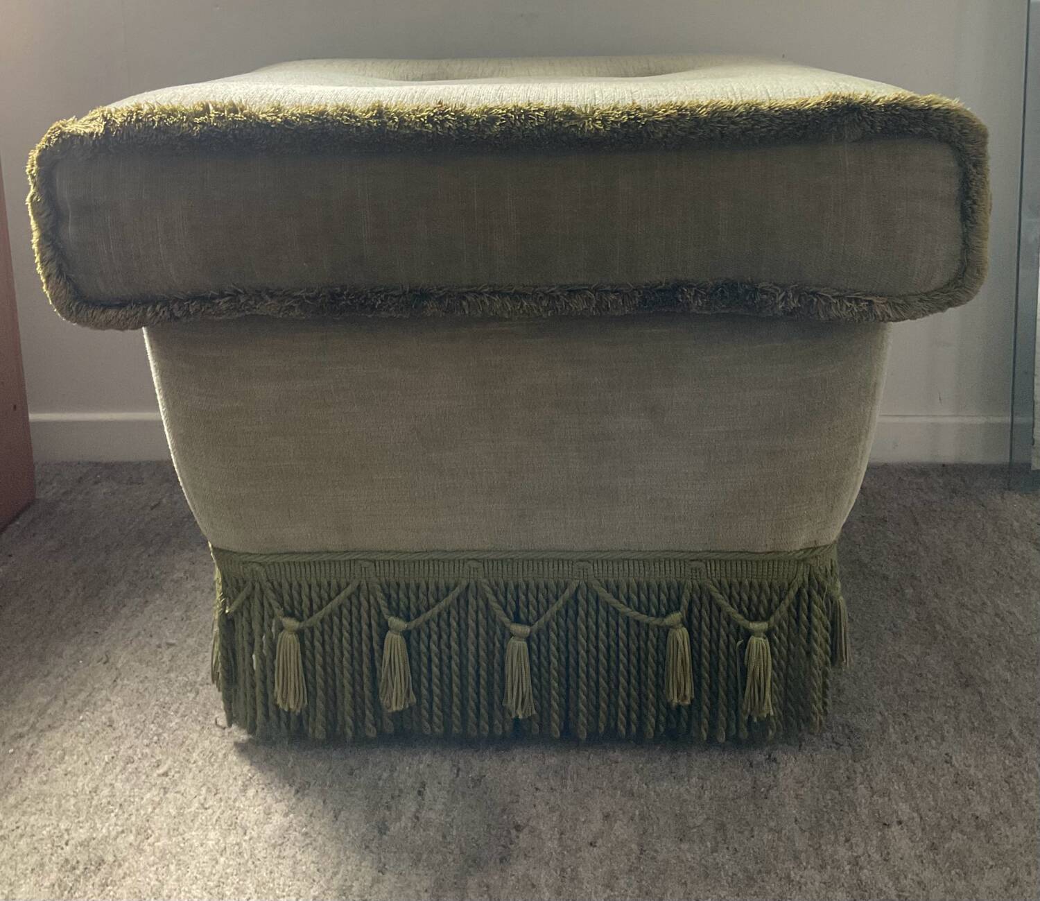 Pouf, ottoman XL vintage en velours vert à franges