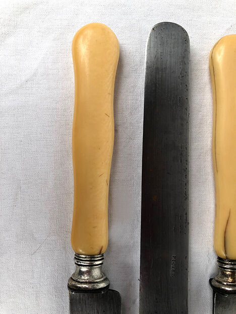 Série de douze couteaux anciens manches en os et lames acier