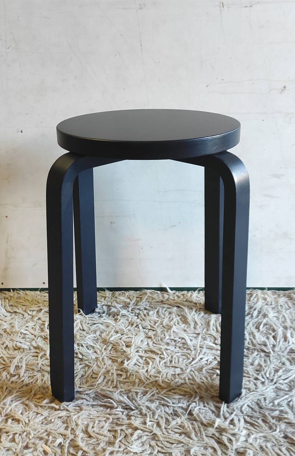 Designer stool in black lacquered solid wood - 80s/90s