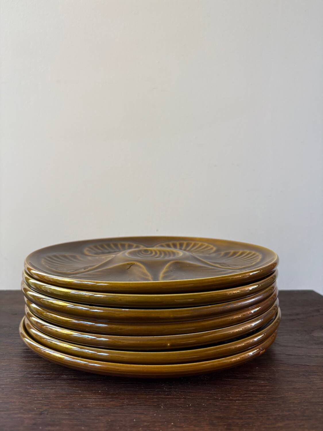 Set of 7 vintage khaki oyster plates