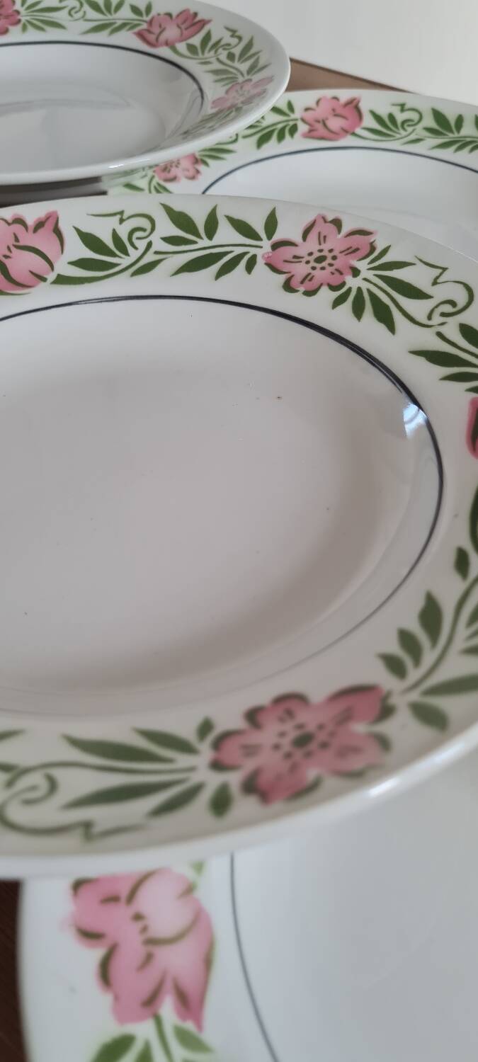 Set of 8 vintage earthenware plates