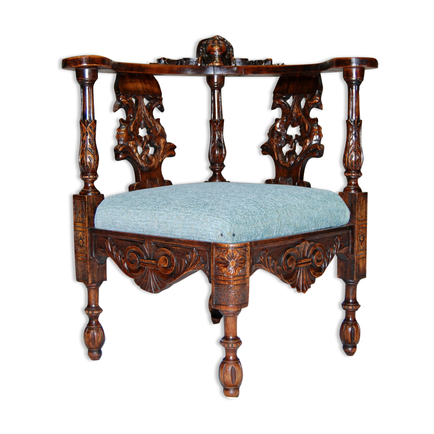 Fauteuil d'angle néo-renaissance en noyer sculpté