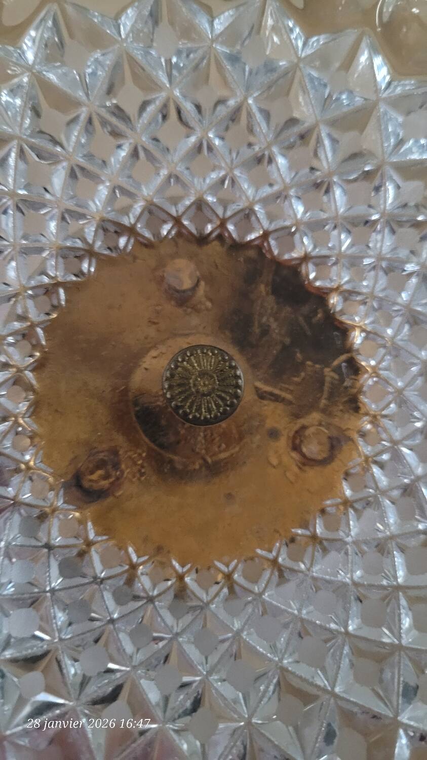 Bonbonnière en verre taillé et métal doré