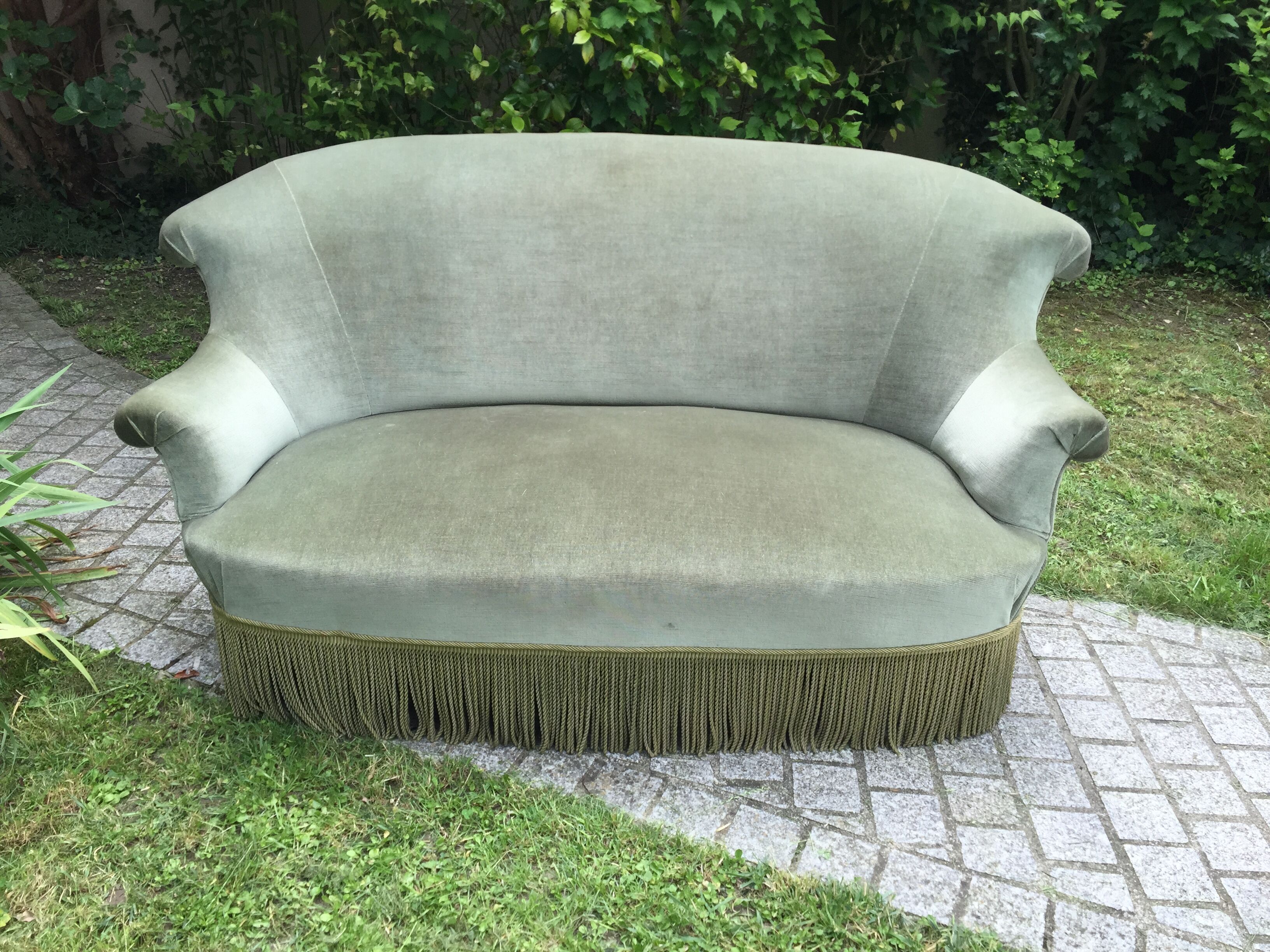 Vintage green velvet toad sofa  1970