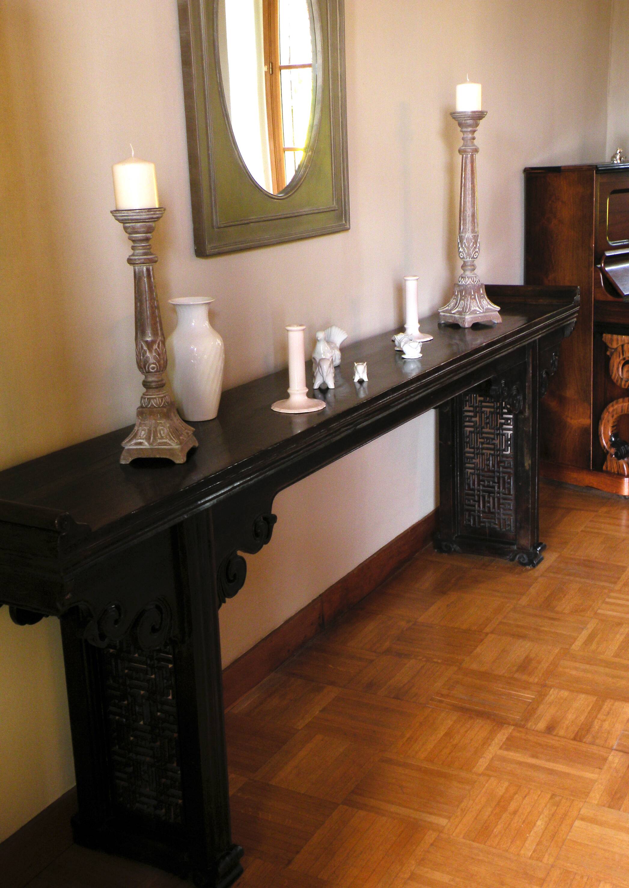 Large Chinese console in lacquered walnut, 19th century.