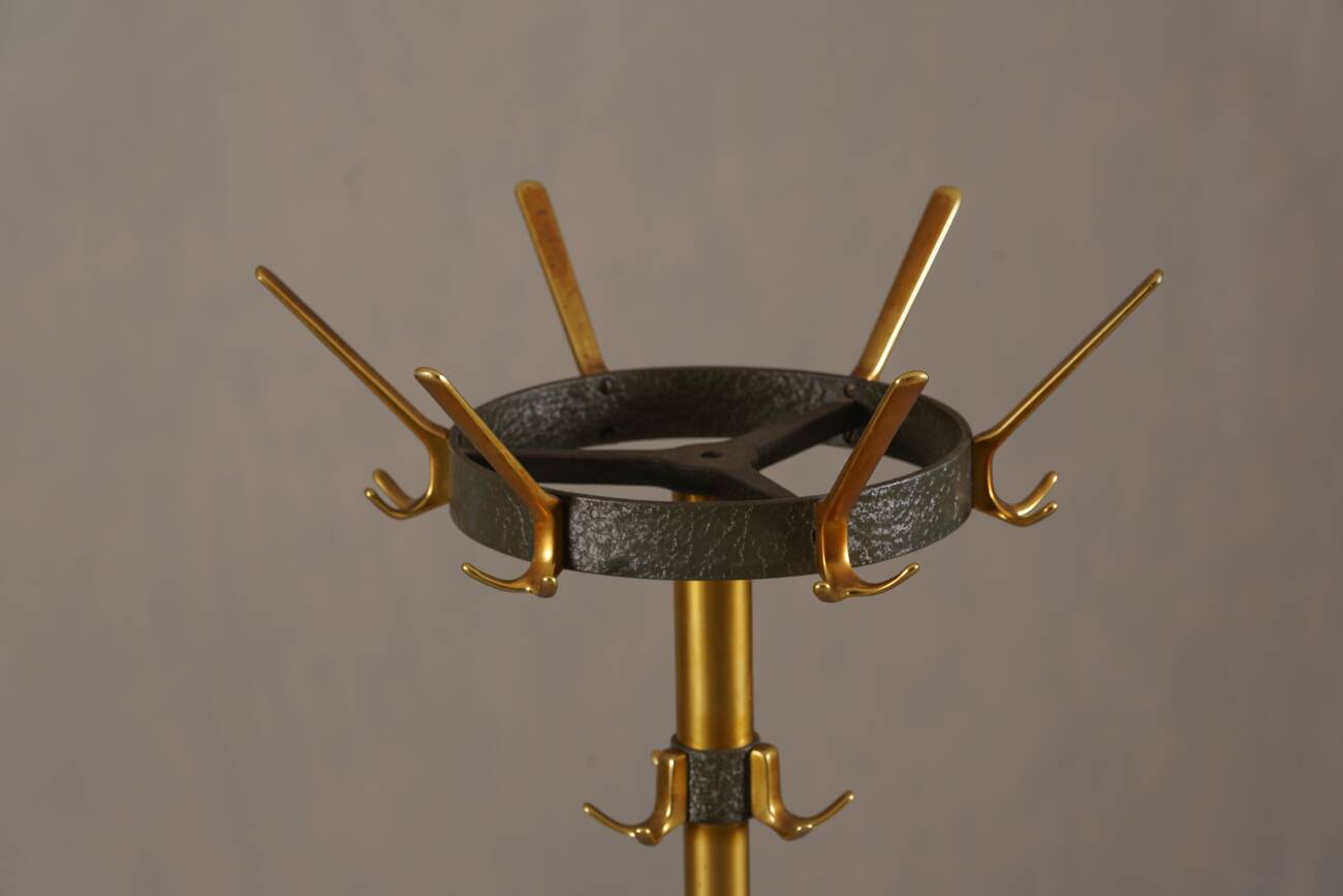 Porte-manteau en laiton et métal vintage par Jacques Adnet, France, années 1950.