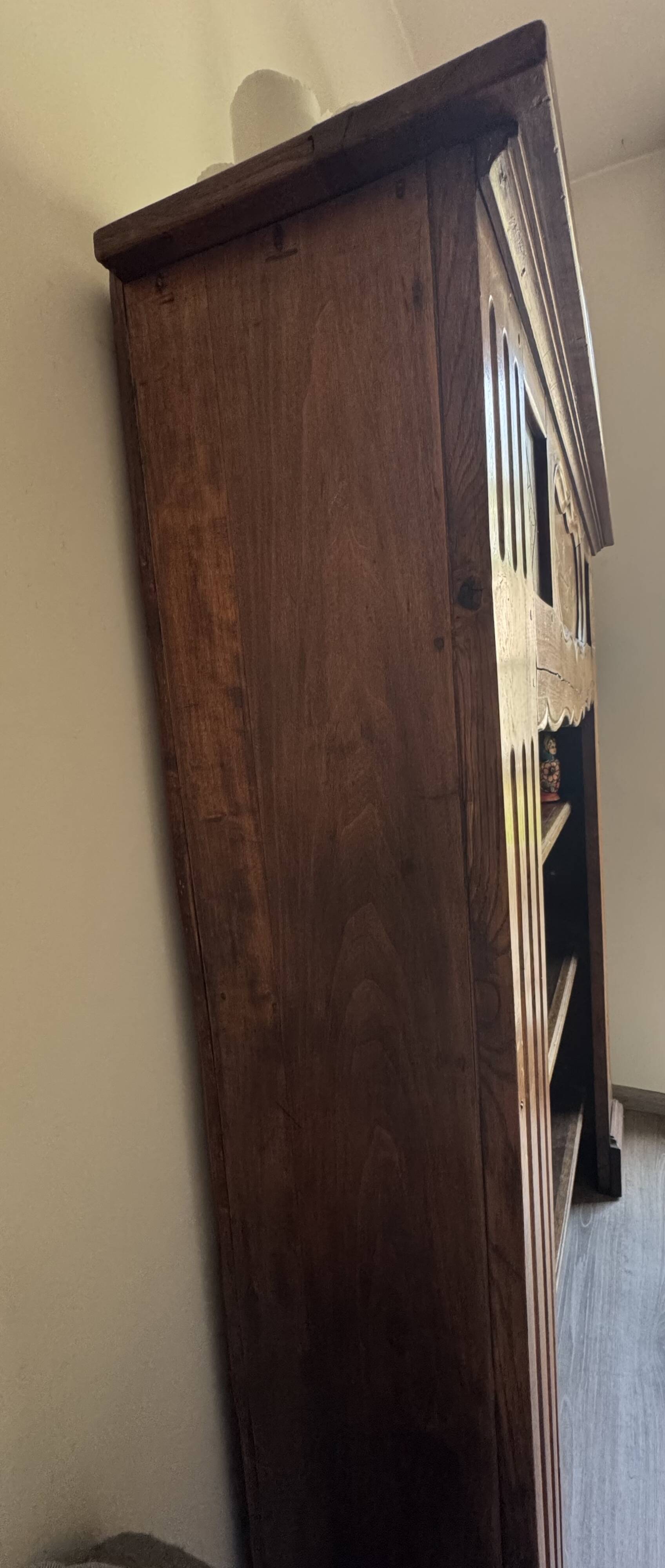 manteau de cheminée transformée en bibliothèque
