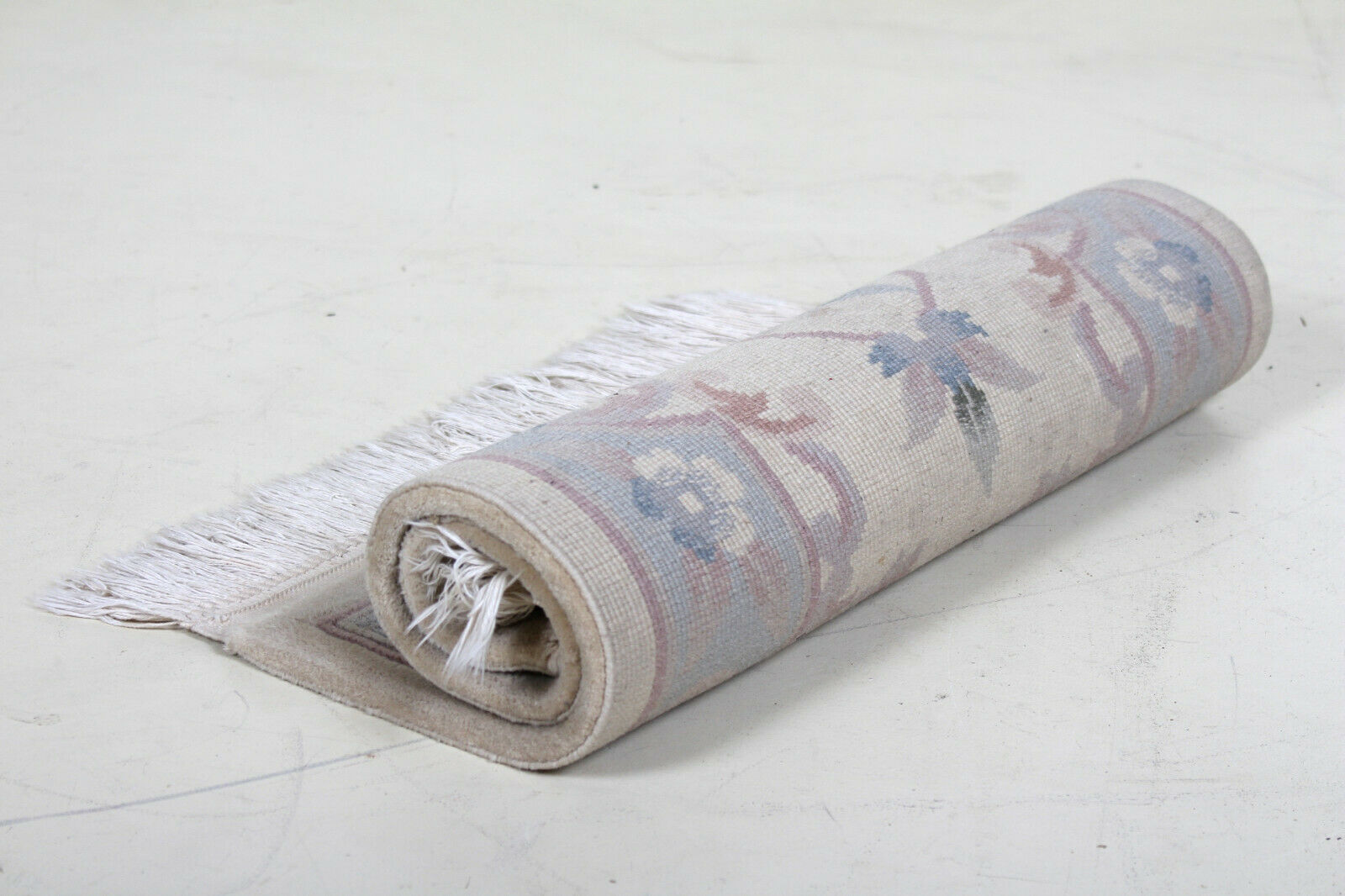 Chinese tassel rug with floral pattern on beige background 118x61cm