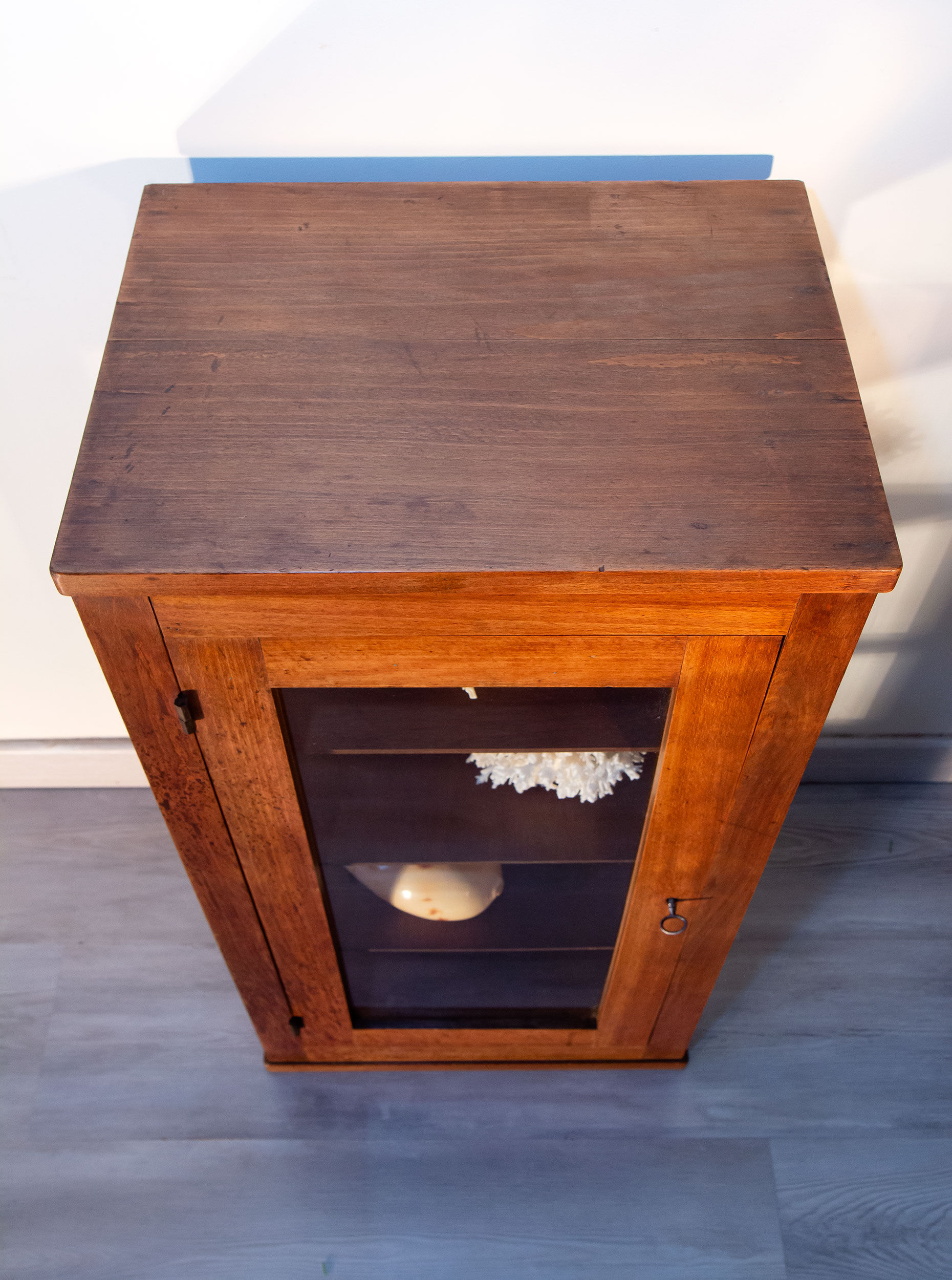 Old showcase to install in oak