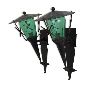 Paire d'appliques torche, lanternes en fer forgé et verre vert. intérieur extérieur, année 70