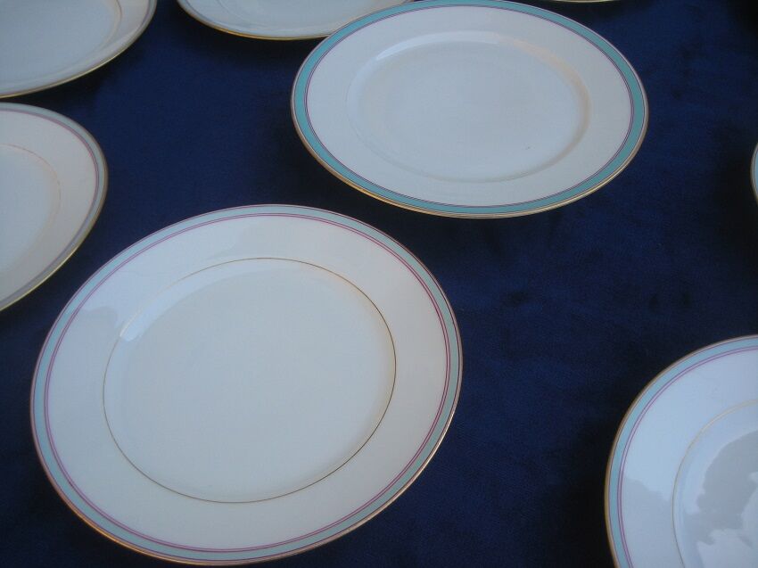 Old service a dessert in porcelain, red green and gold led.