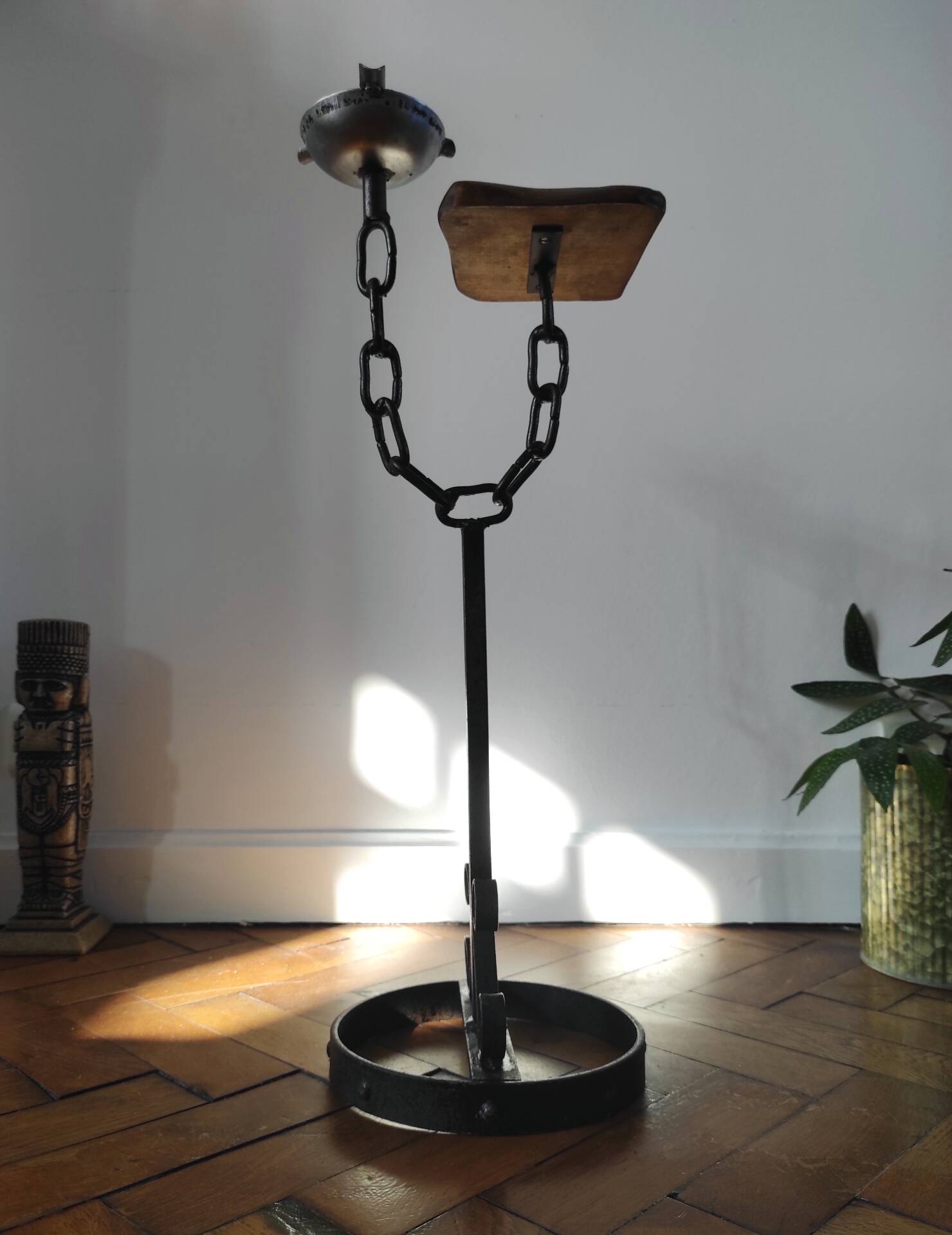 Meuble d'appoint, cendrier brutaliste en fer forgé et bois