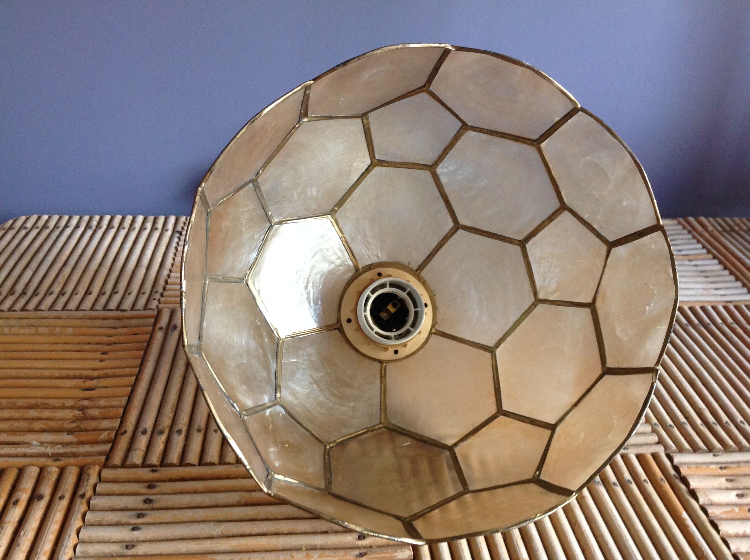 Suspension in mother-of-pearl