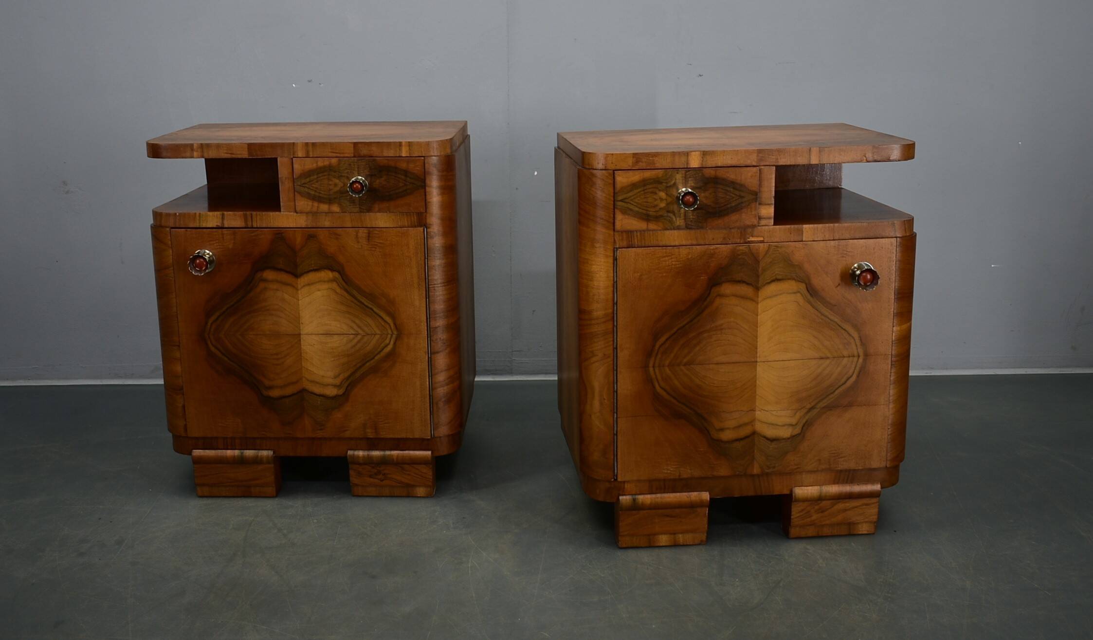 Table de chevet art déco des années 1937, Tchécoslovaquie