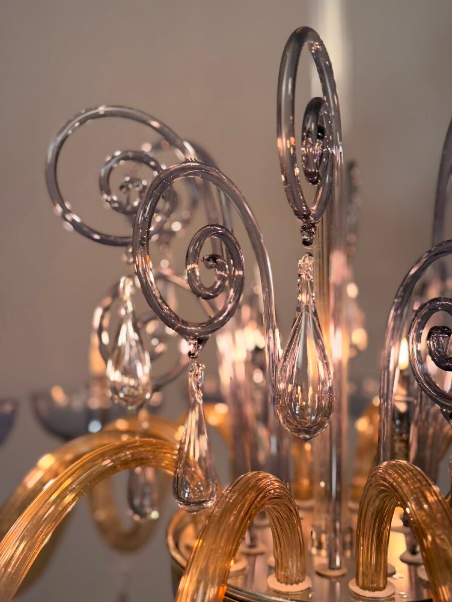 Venetian chandelier in blue and amber Murano glass, 12 light arms, circa 1980.