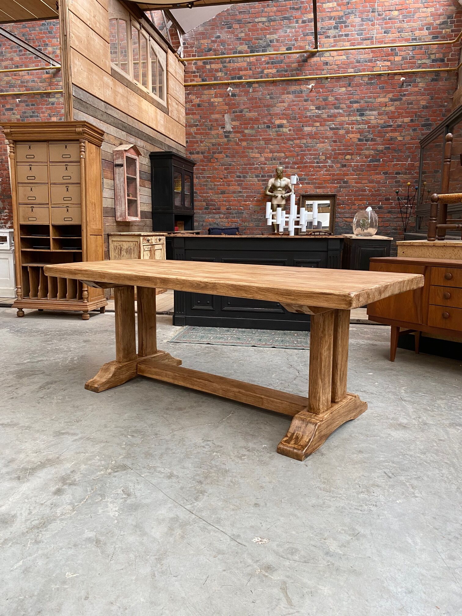 Farmhouse table and its 2 benches