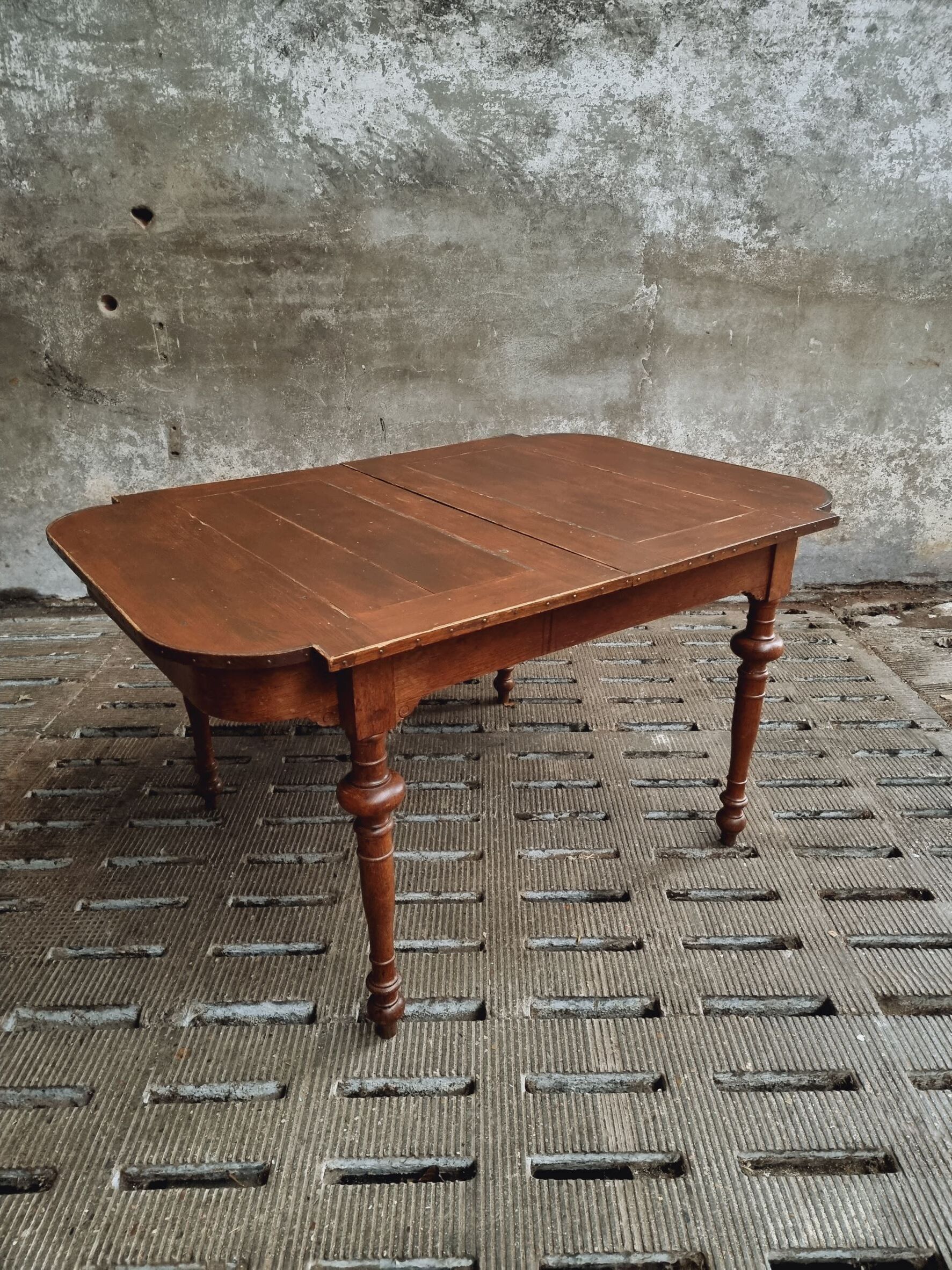 Antique extendable diningtable