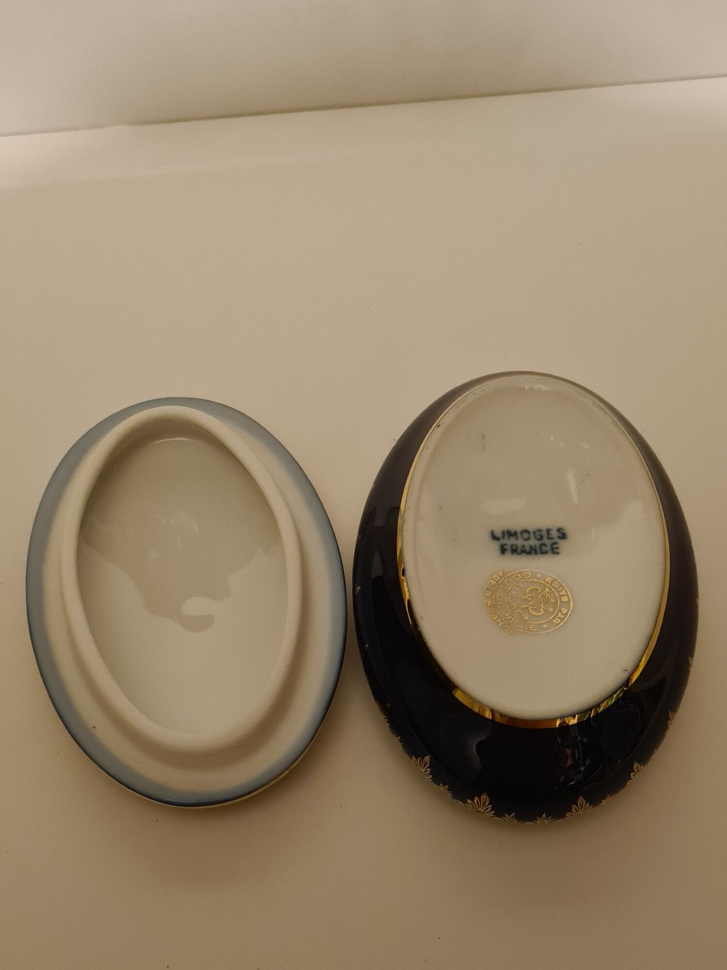 Bonbonnière in Limoges porcelain blue and gold