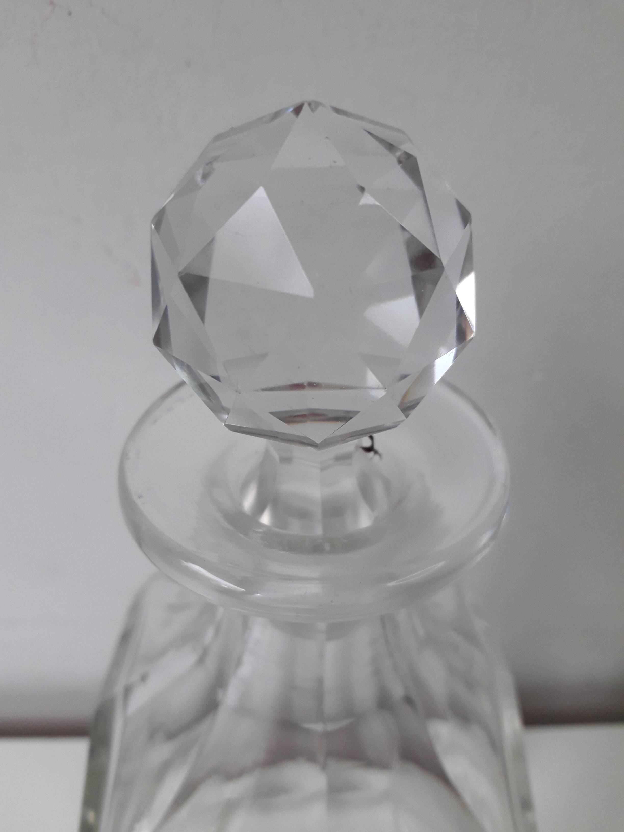 Whisky or liqueur carafe in cut Baccarat crystal.