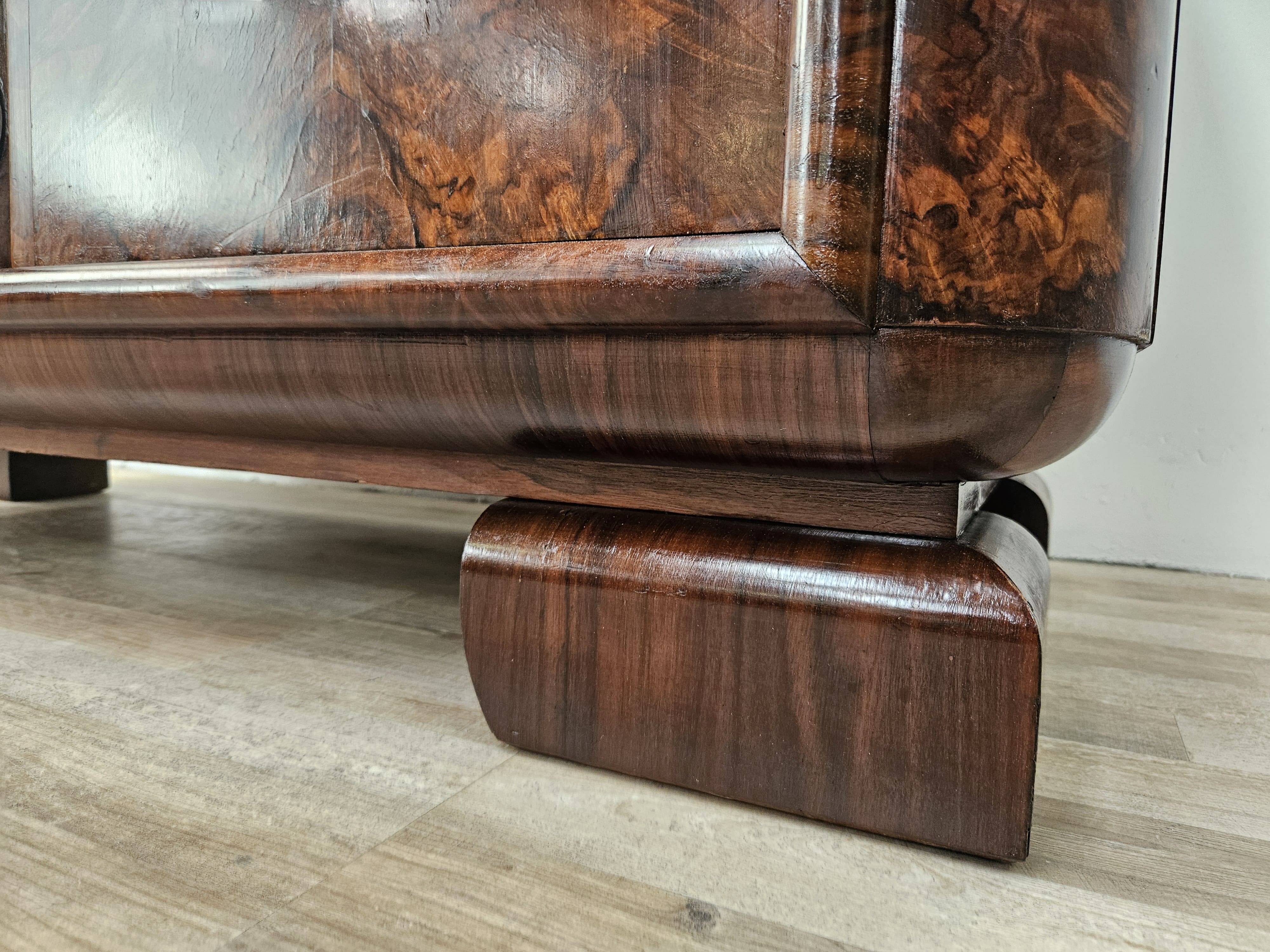 Vitrine Art Déco des années 1930 en noyer et racine de noyer