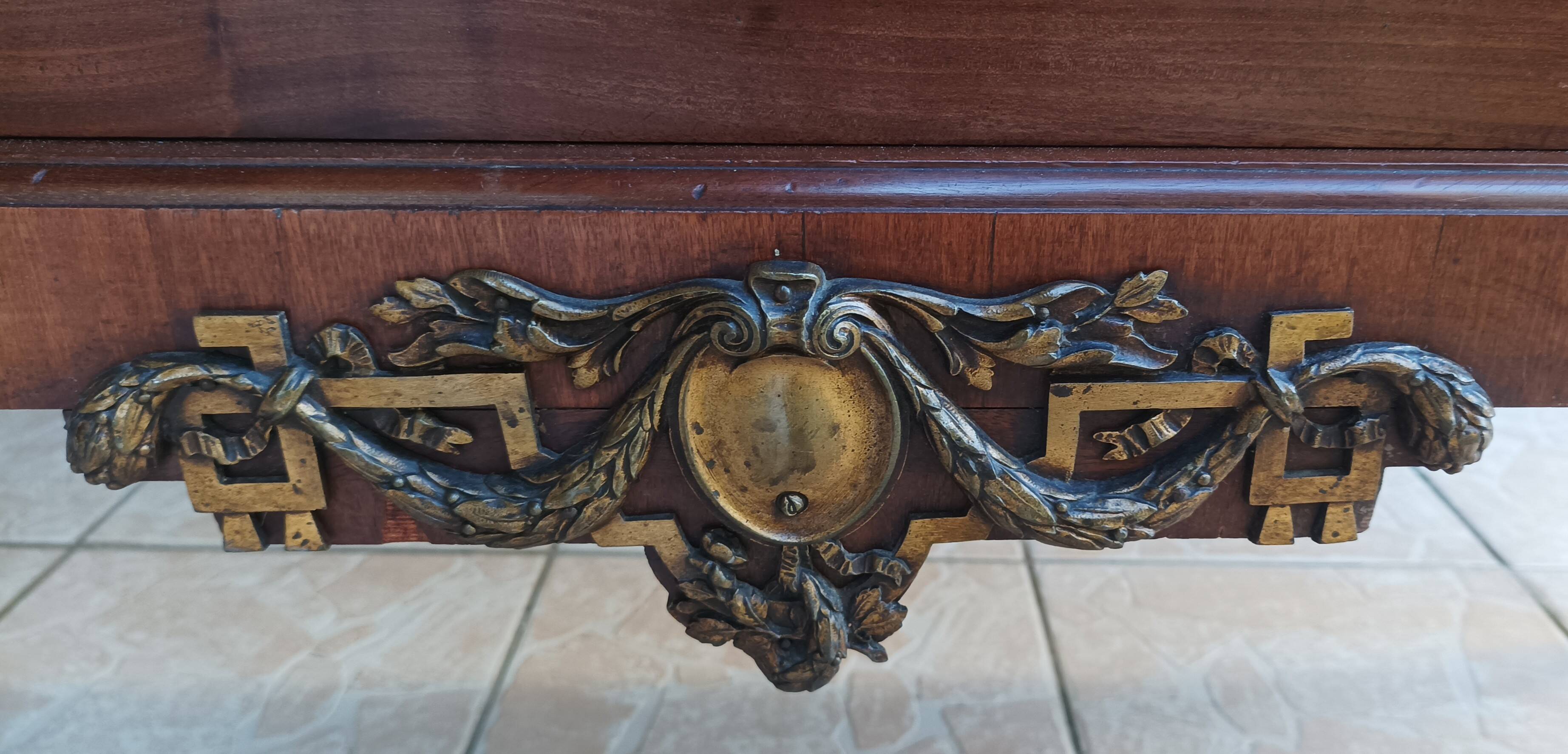 Buffet desserte Louis XVI en placage d'acajou et marqueterie de bois précie