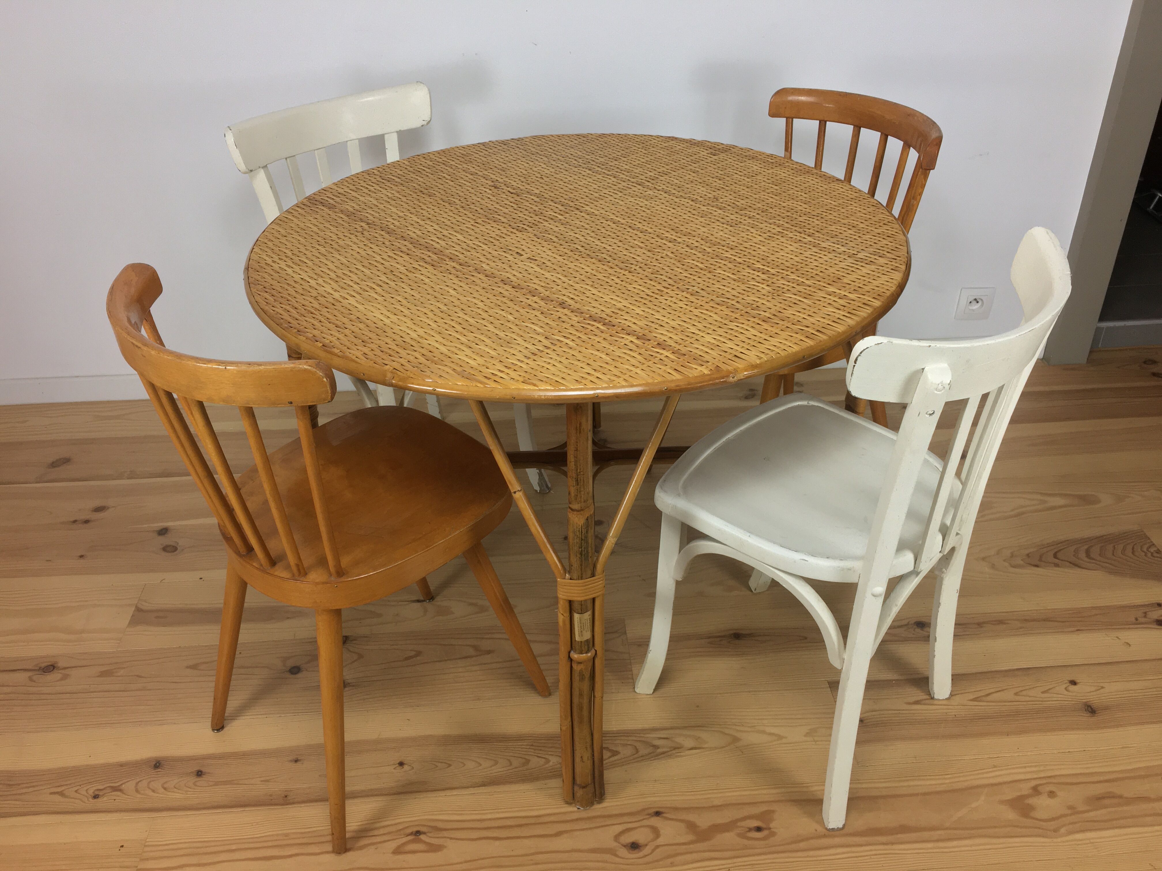 Round dining table 4 people rattan