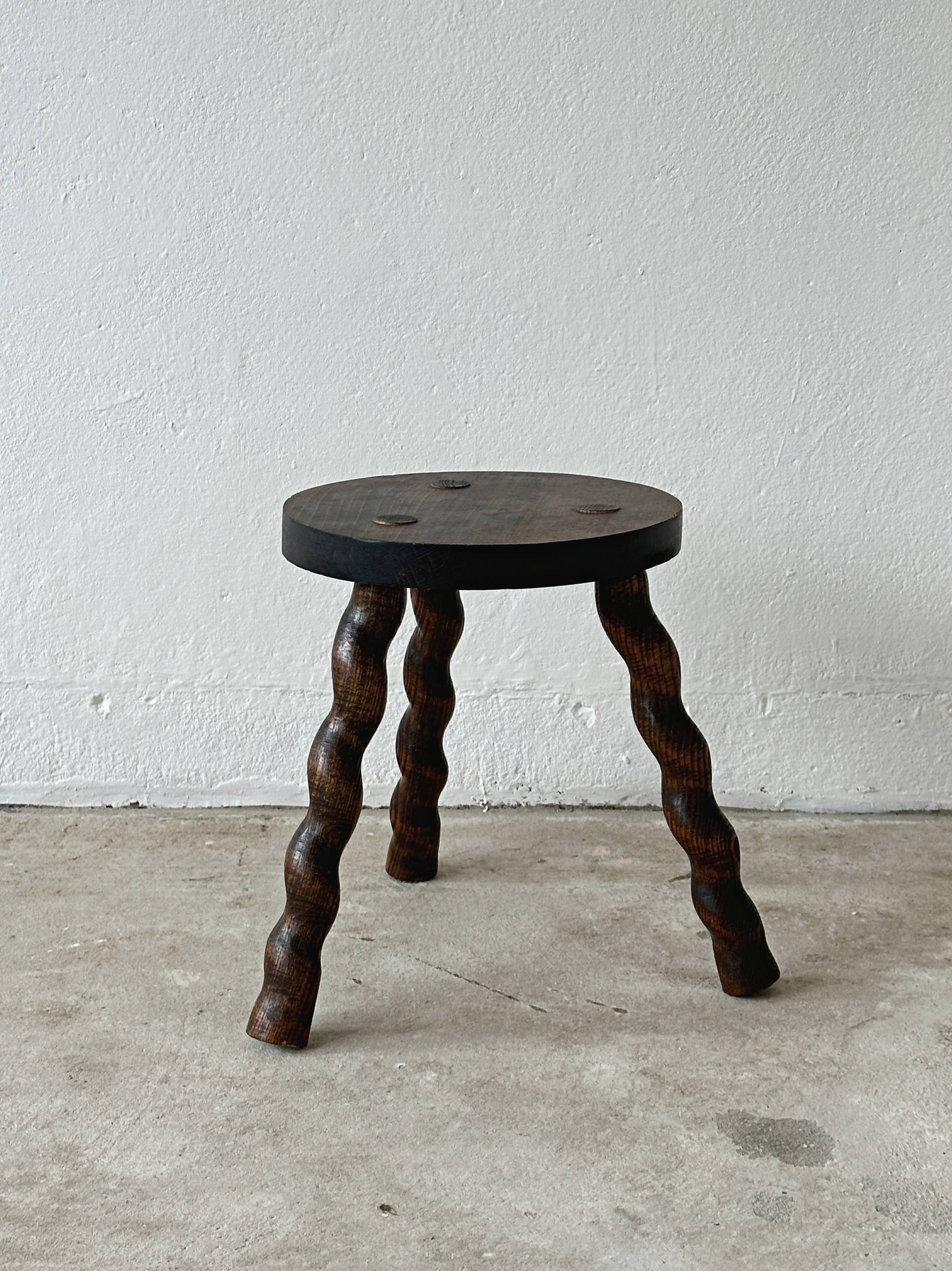 Tabouret tripode en bois