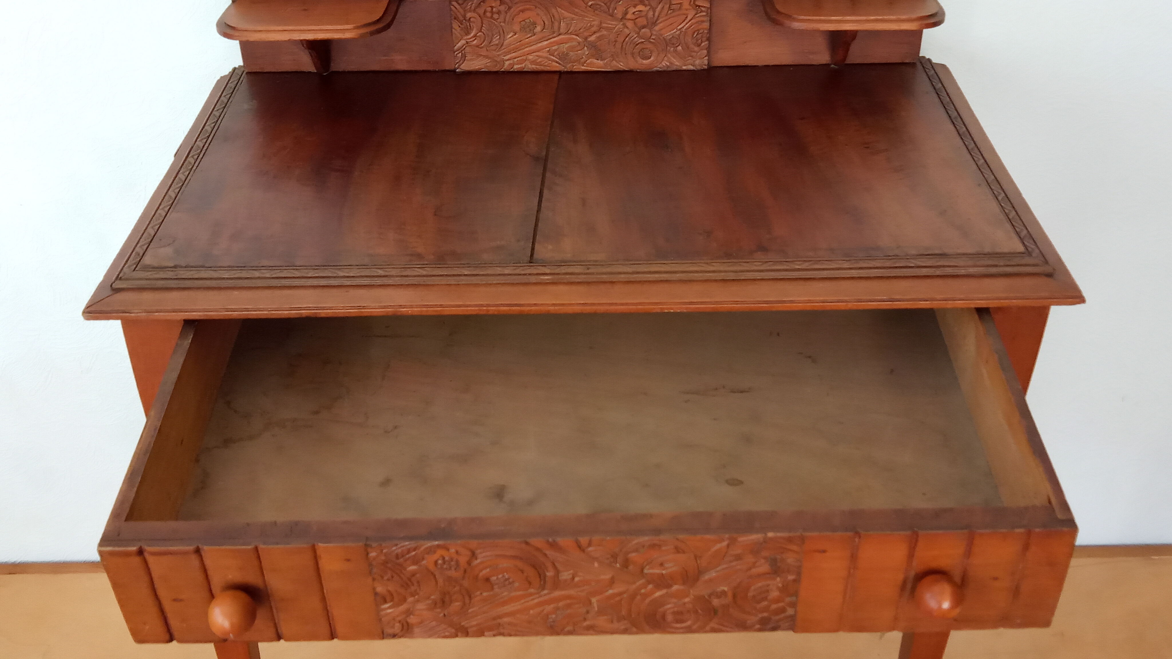 Art-deco hairdresser