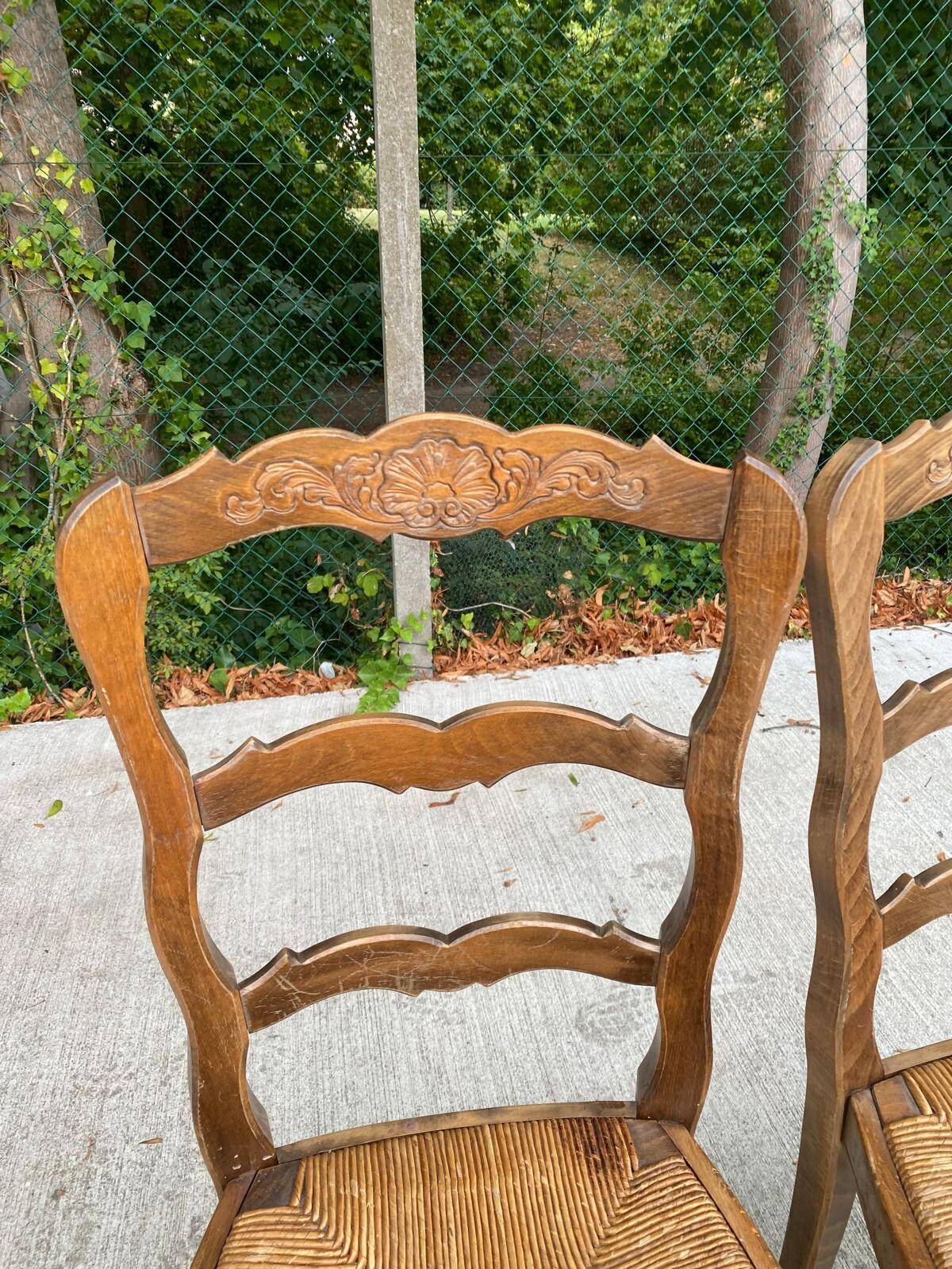 2 chaises provençales en bois sculpté et assise paille