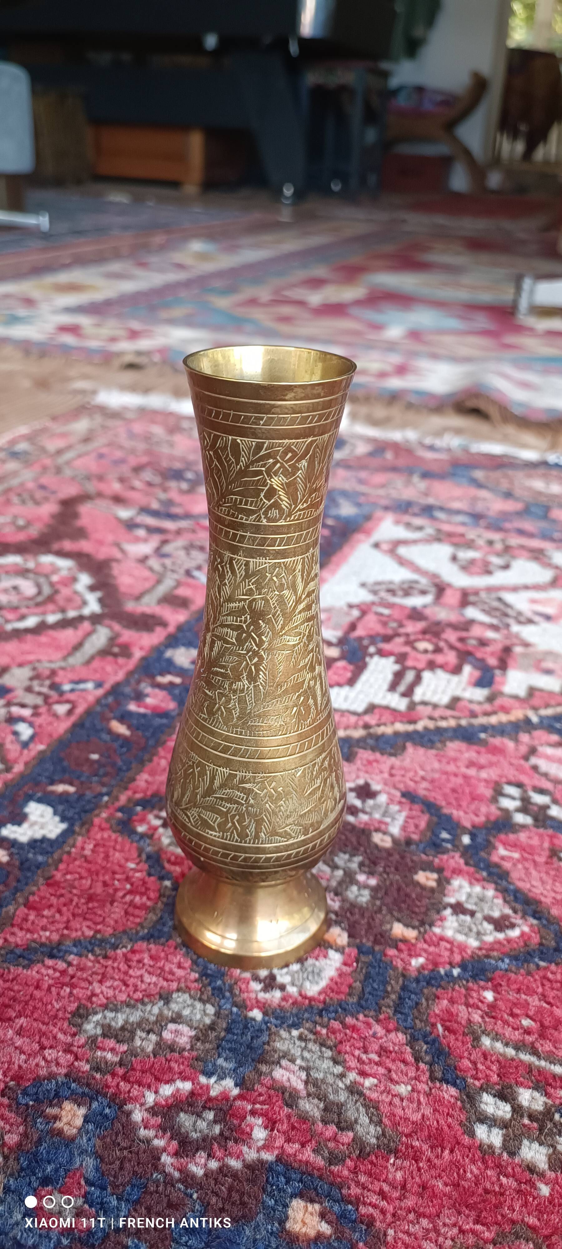 Chiseled brass vase with foliage decoration. Indian craftsmanship from the 19th century.