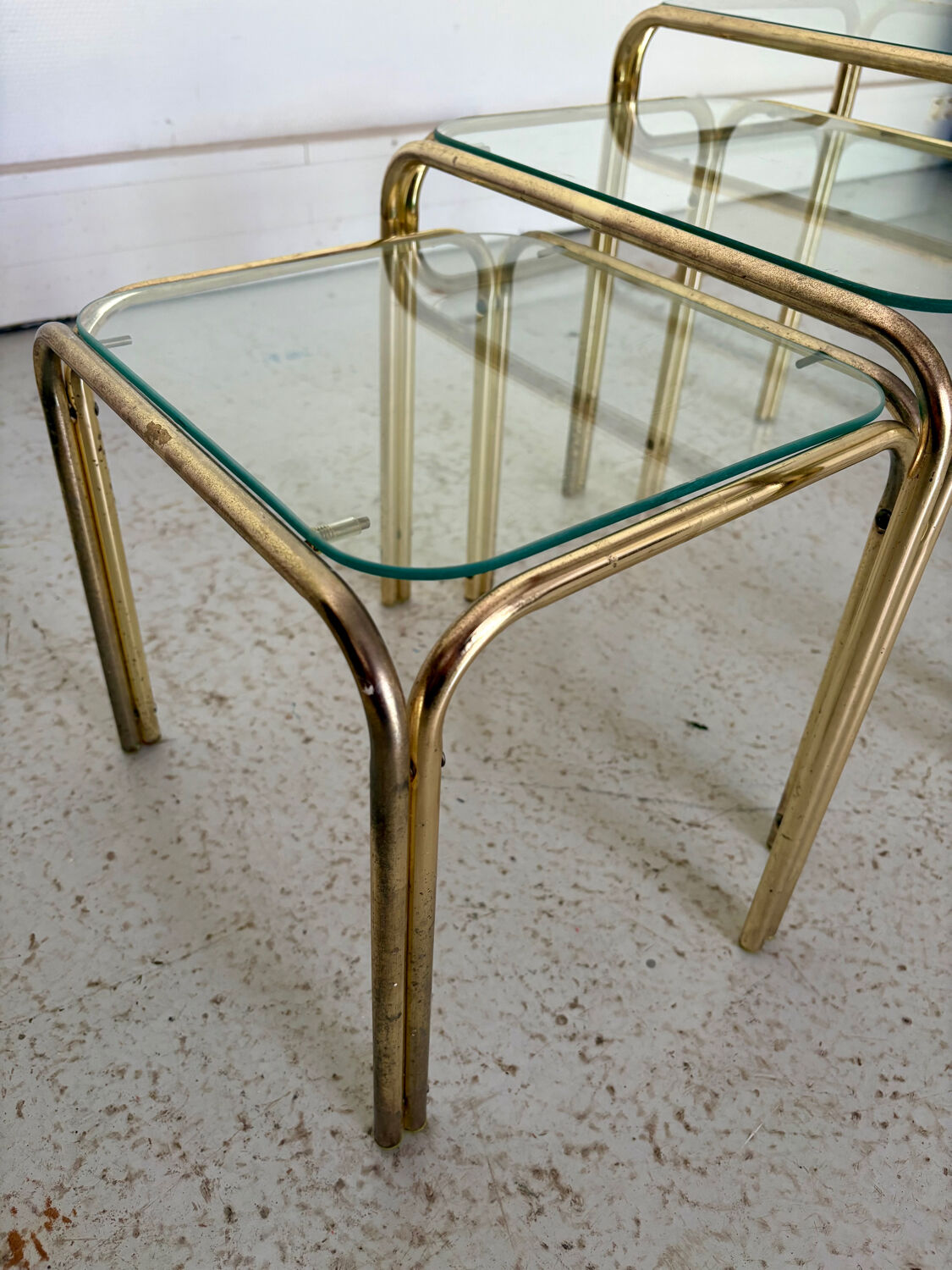 Vintage nesting tables in brass and glass from the 70s – set of 3