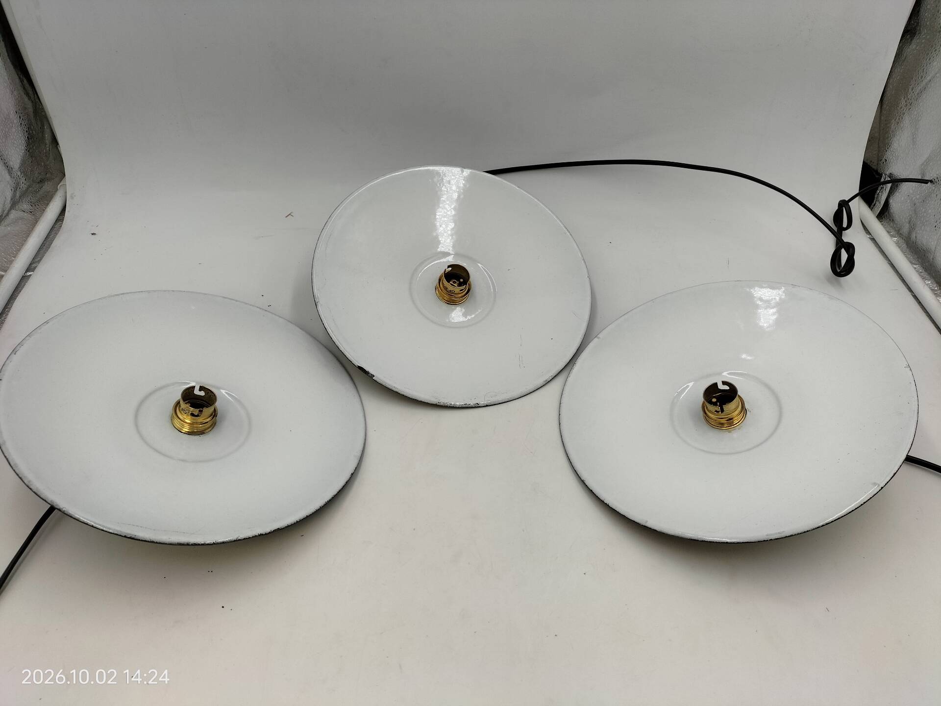 Suspensions in enamelled sheets
