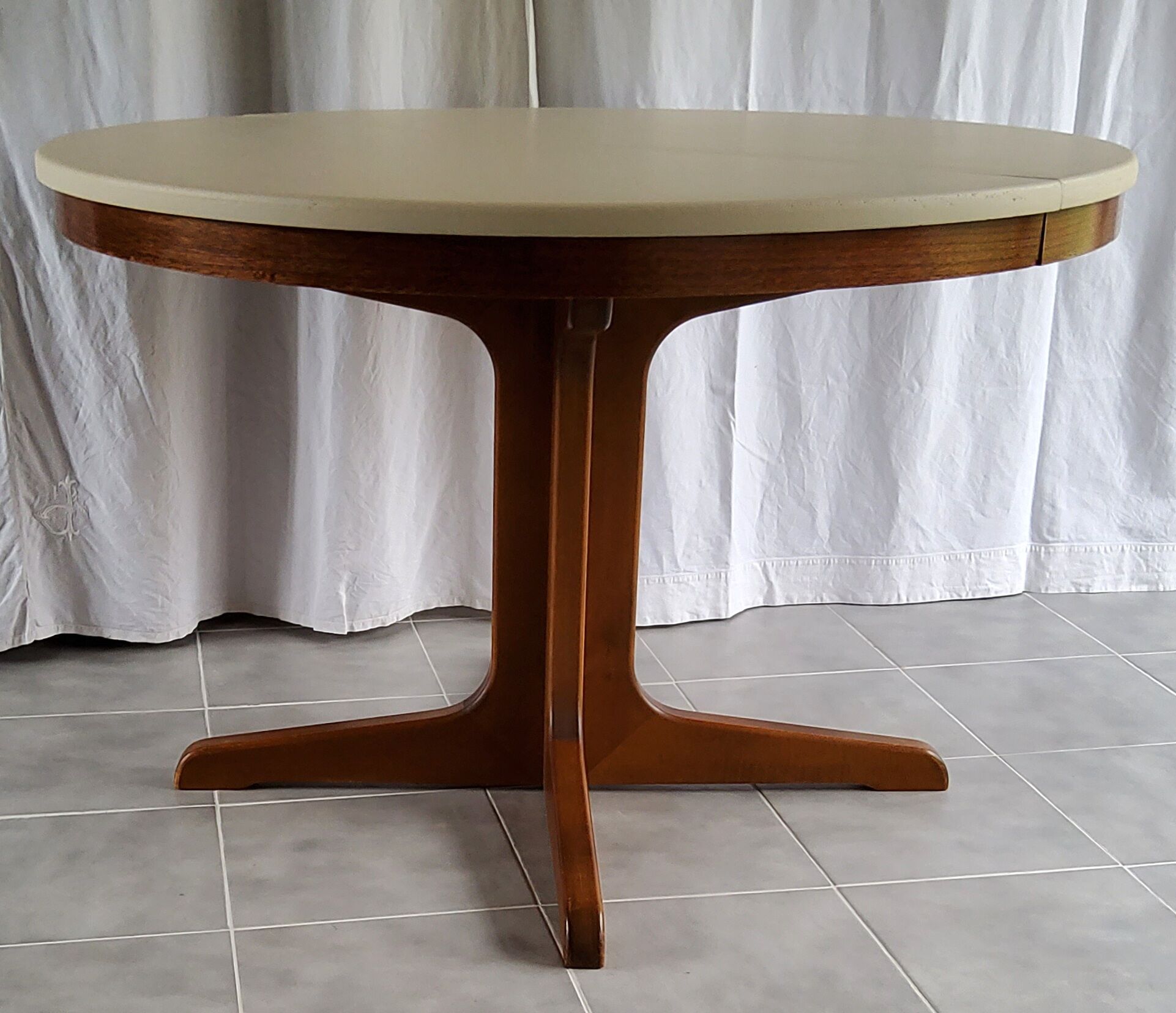 Expandable Roundtable