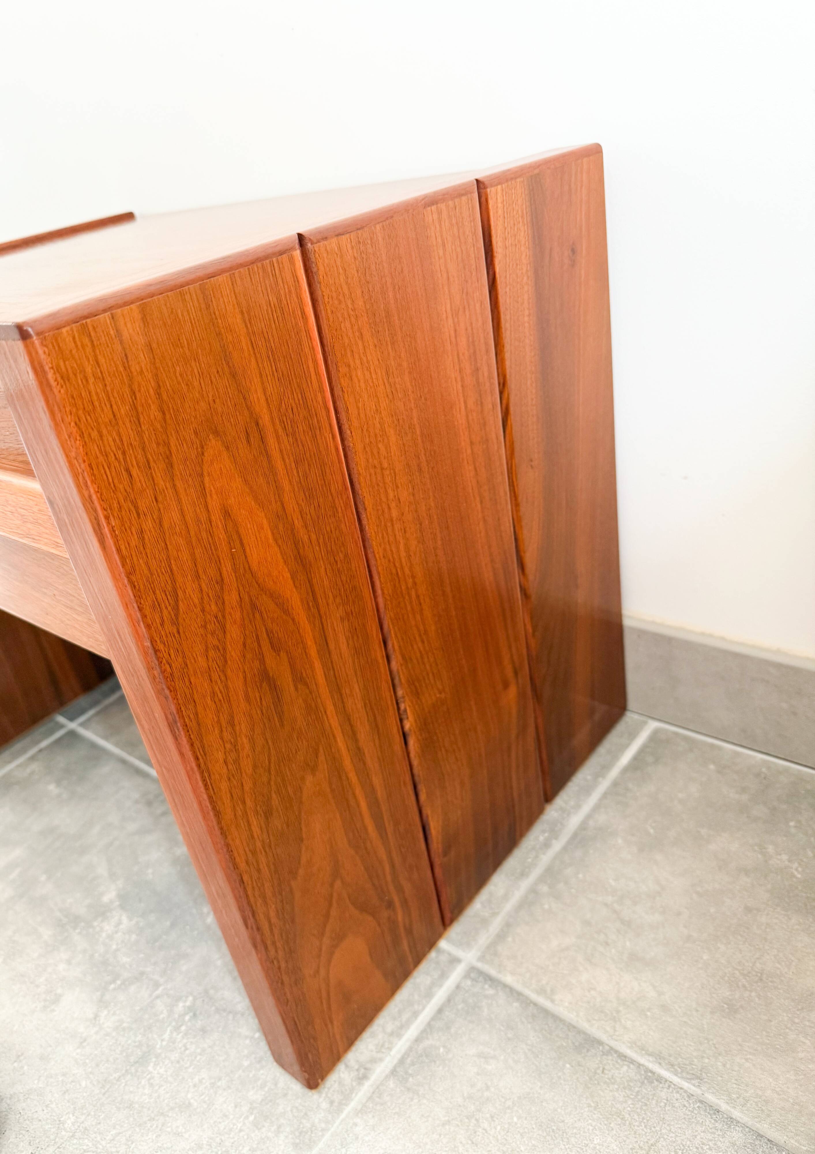 Pair of elm bedside tables dlg Maison Regain, circa 1980'
