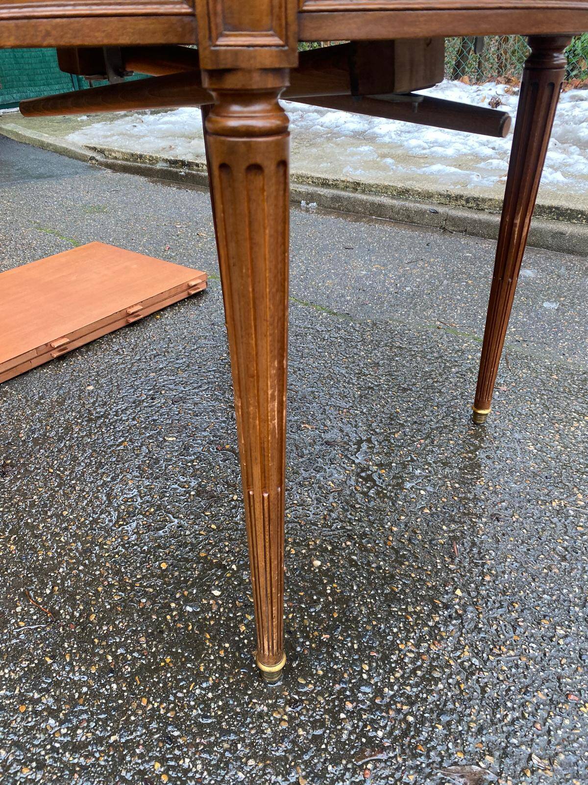 Round extendable dining table in Louis XVI style, 100cm with 2 extensions.