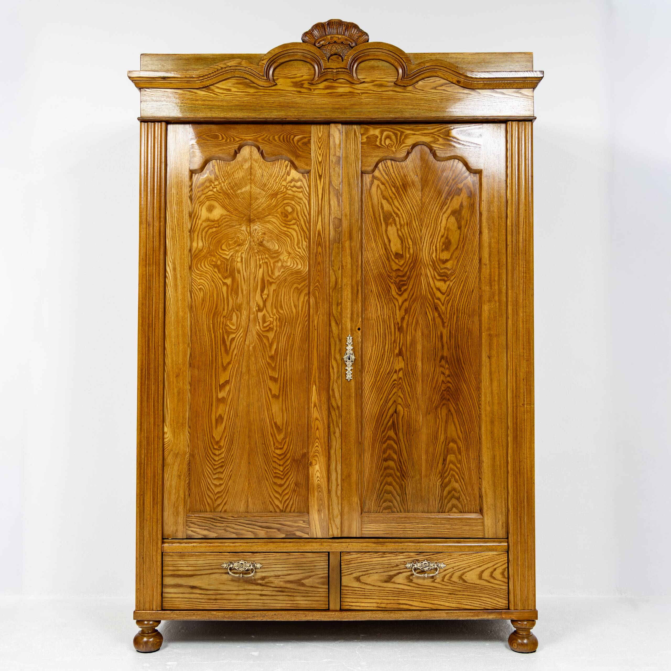 Armoire Louis-Philippe en frêne massif - 1835-1850
