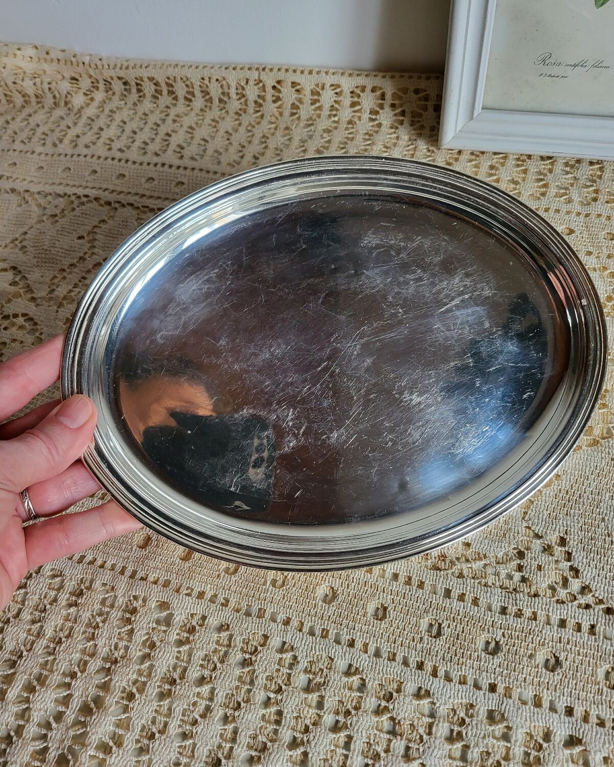 Small oval dish in silver-plated metal