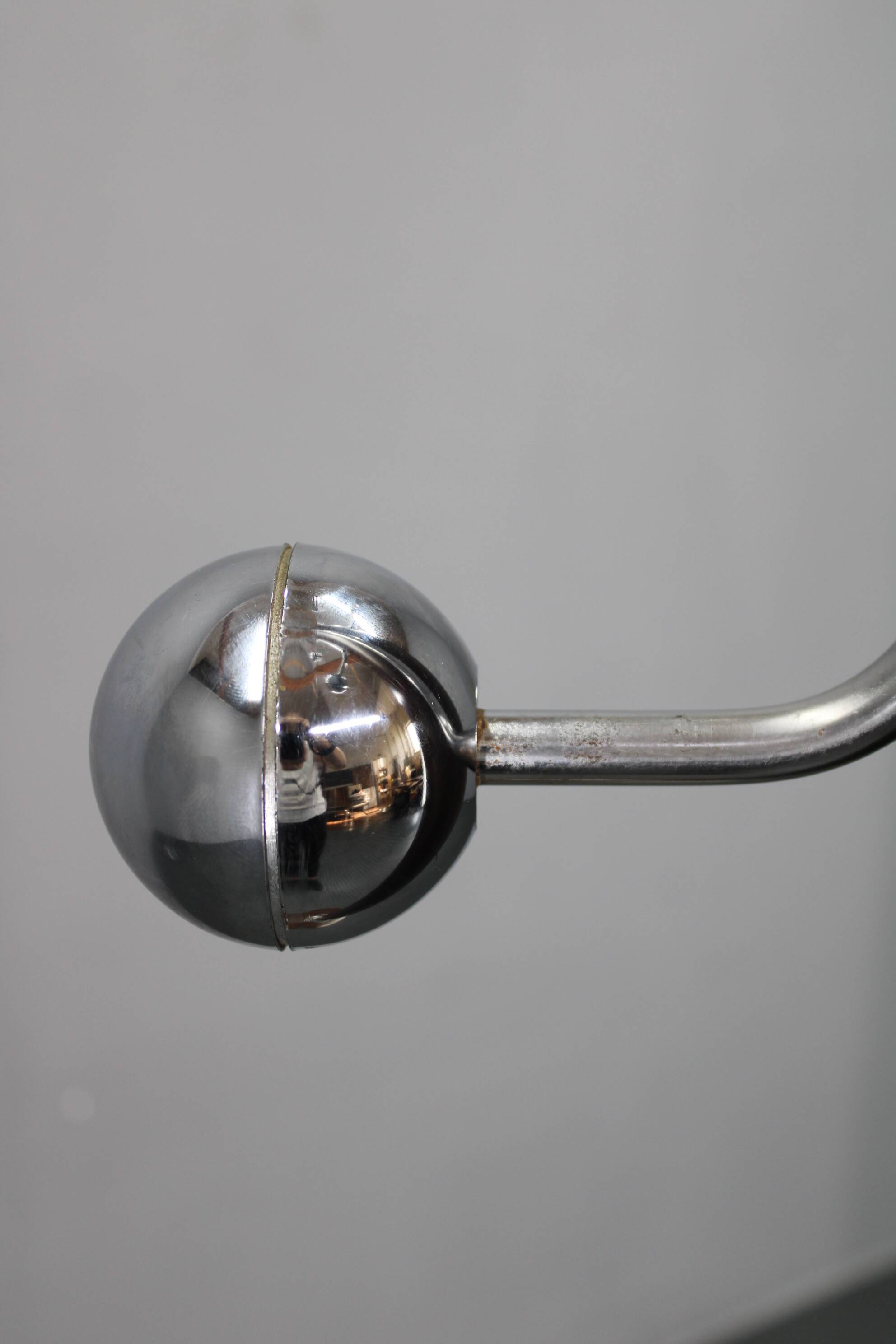 Porte-manteau italien en fer, plastique chromé et base en bois, années 1970