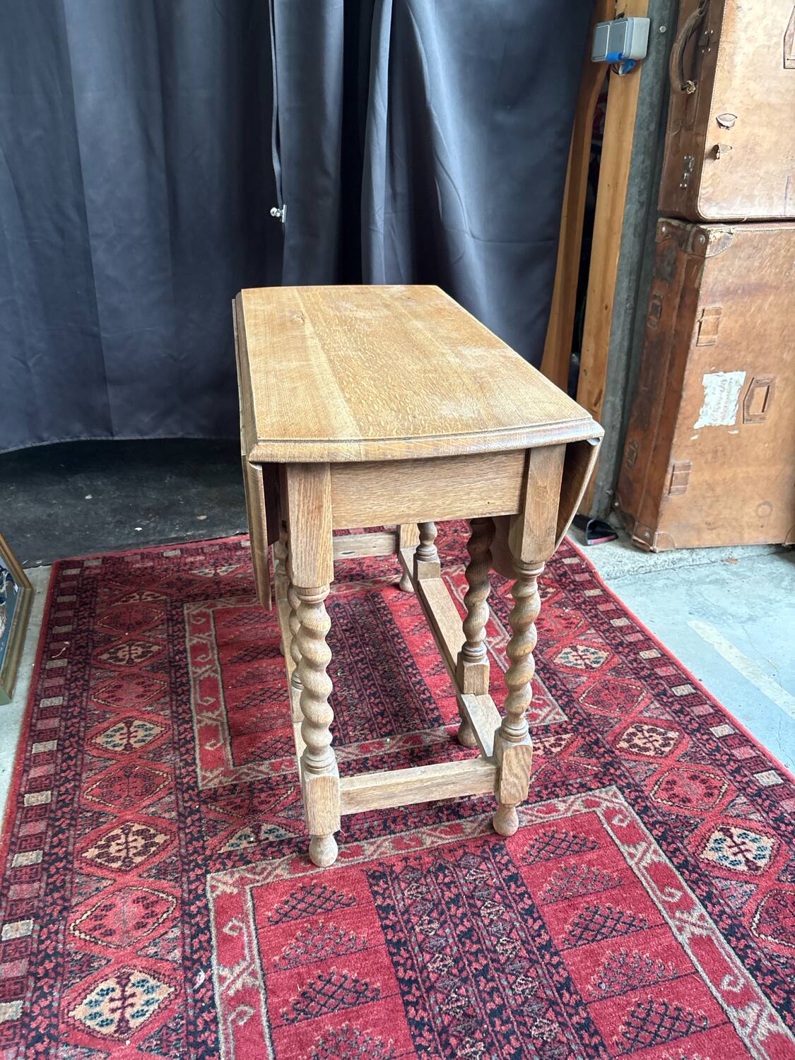 Gateleg table in chestnut wood – English Jacobean style – 1920/40