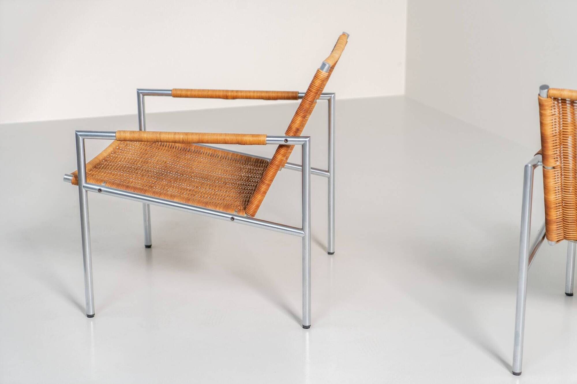 Early pair of modernist “SZ01” arm chairs by Martin Visser for Spectrum