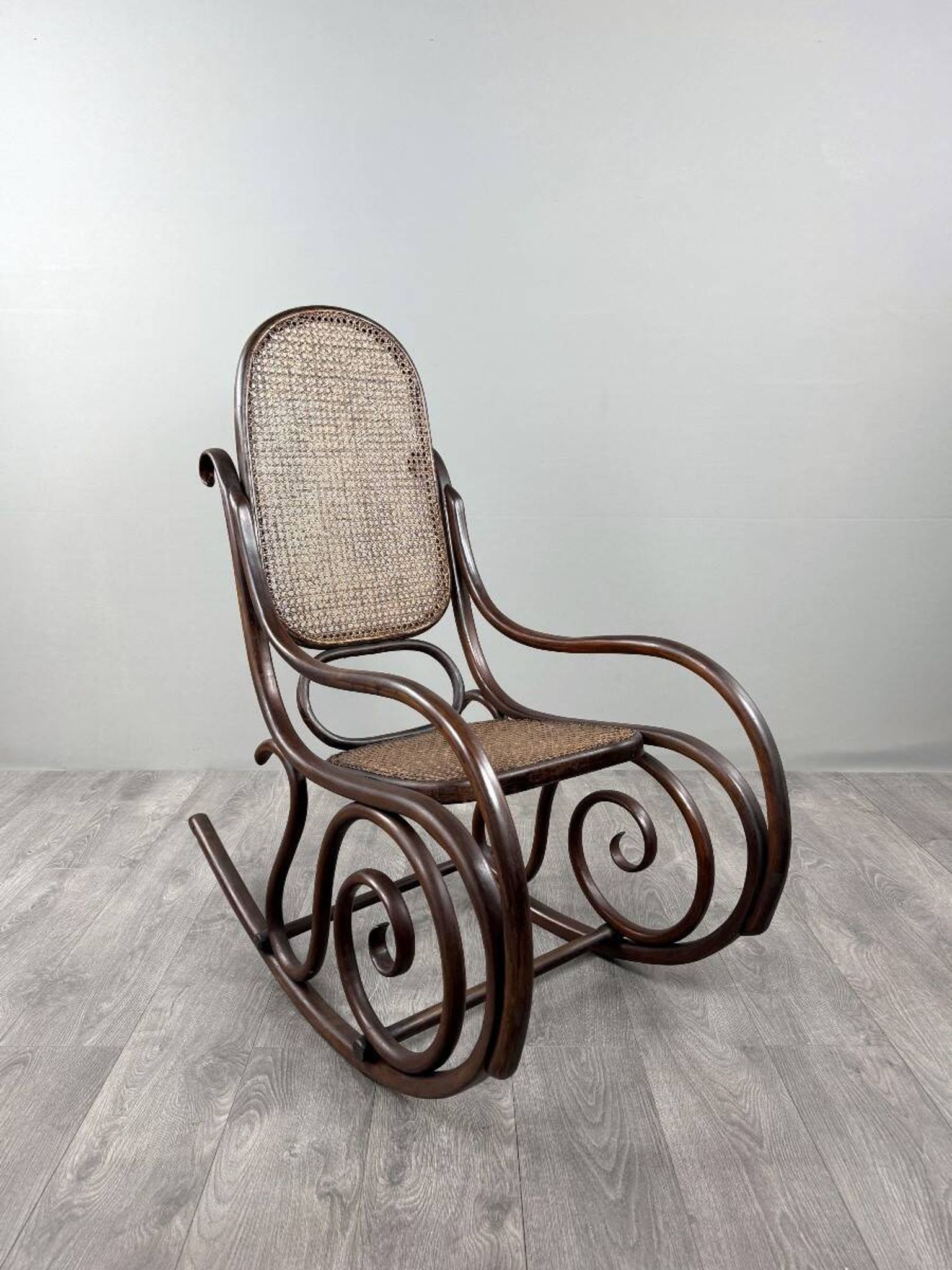 Fauteuil à bascule en bois courbé de style Thonet, XXe Siècle