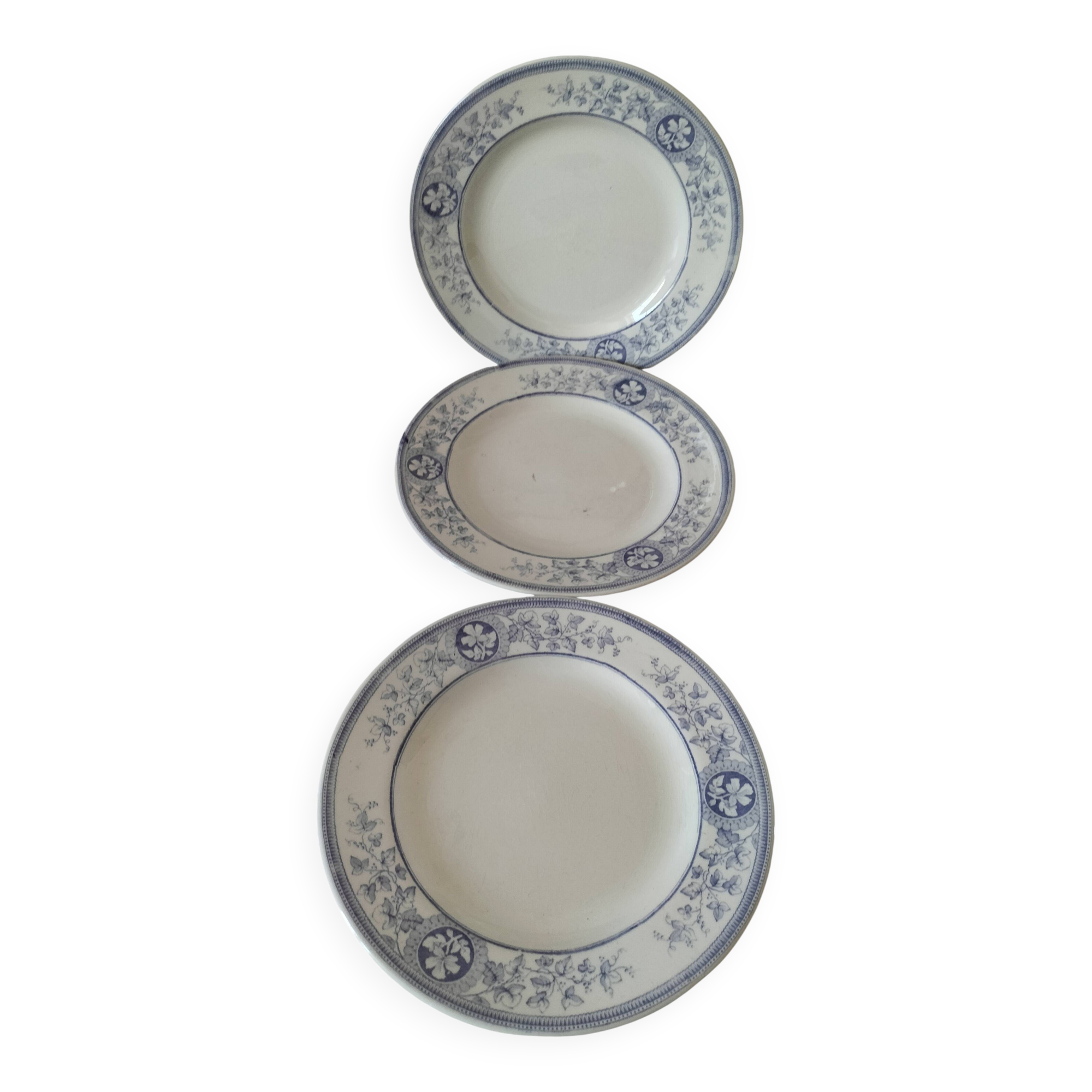 Trio d’assiettes anglaises en faïence fine bleue et blanche, début 20ème